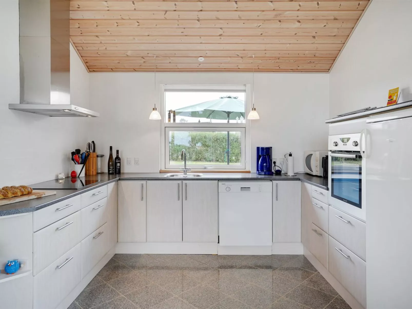 "Kimi" - 800m from the sea-Inside