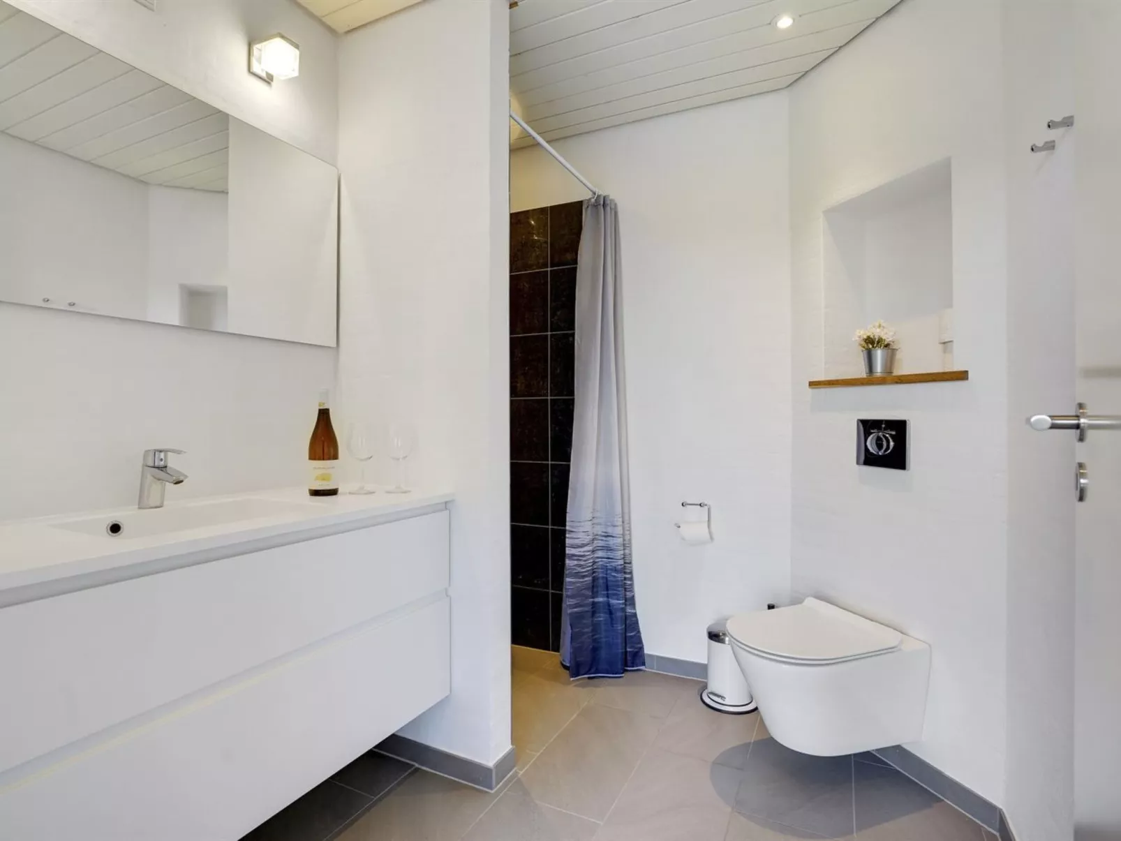 "Øthbiorn" - 1.1km from the sea-Drinnen