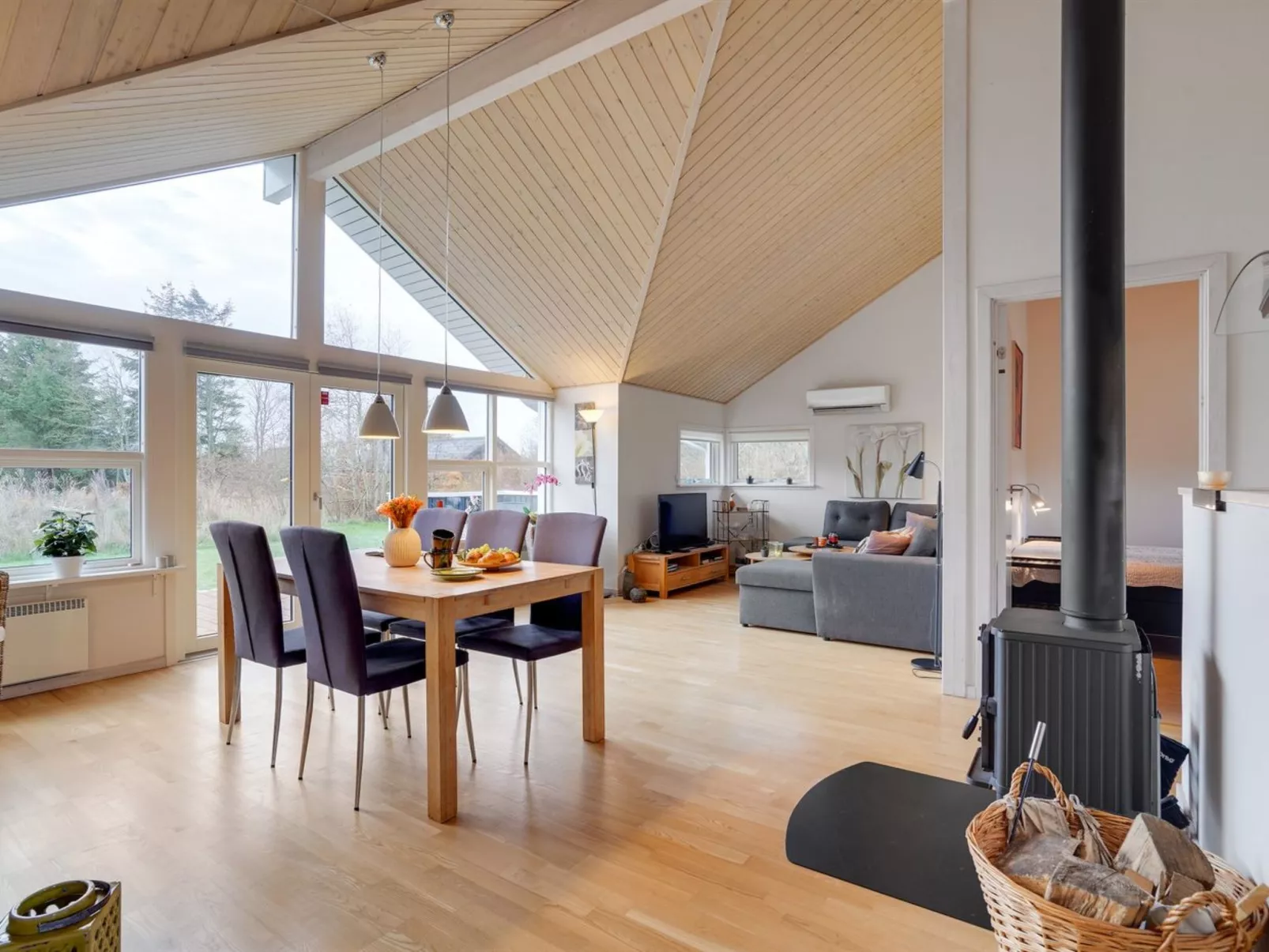 "Daina" - 400m to the fjord-Drinnen