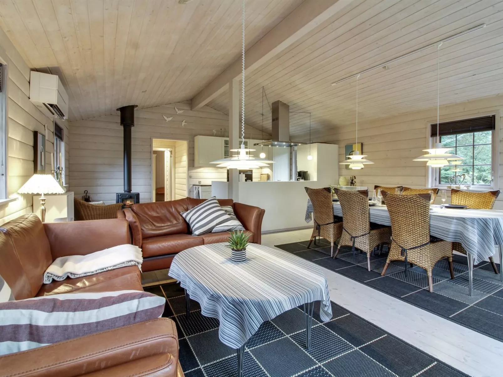 "Jo" - 1.2km from the sea-Dedans