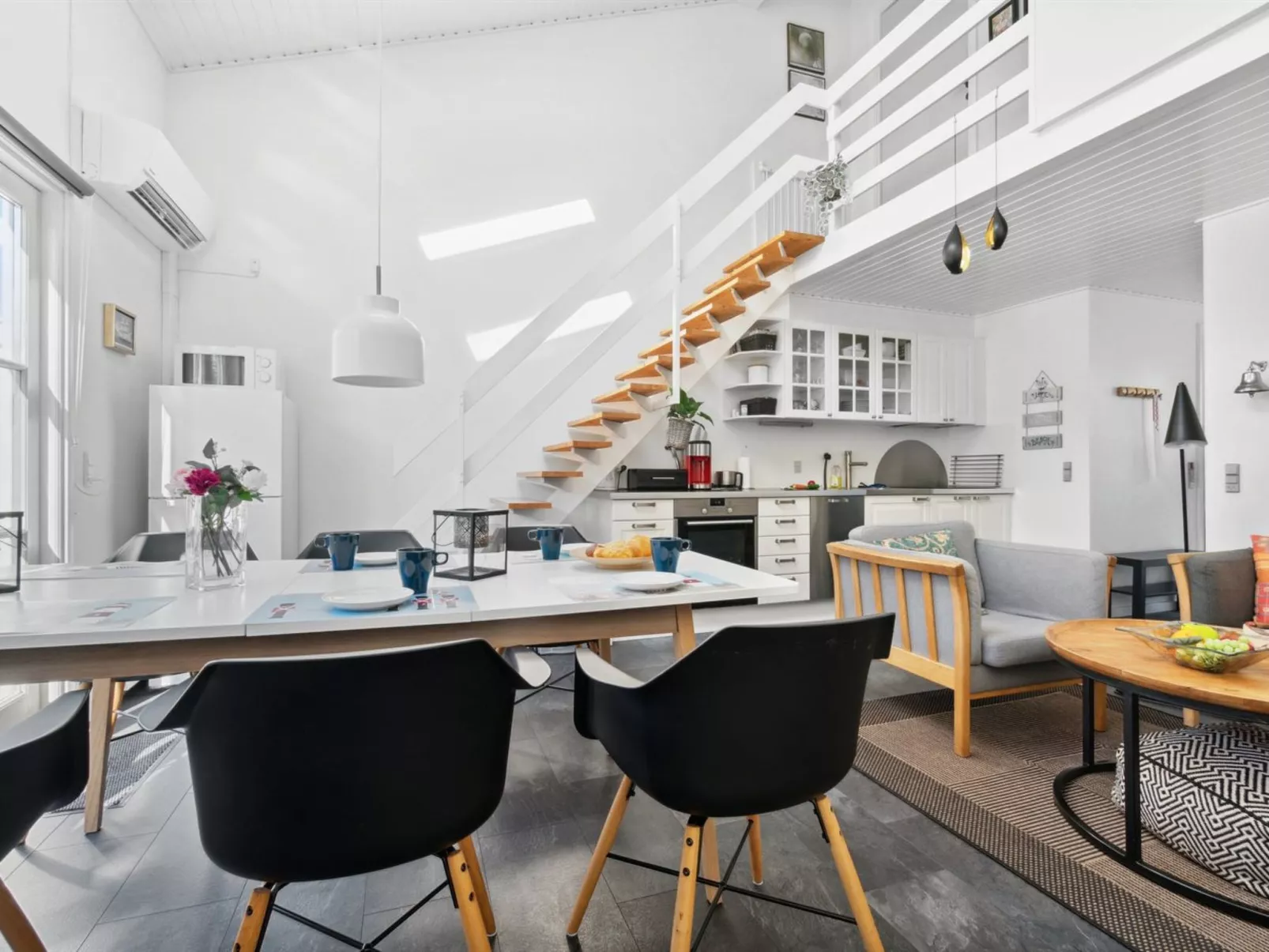 "Hermanda" - 100m to the fjord-Drinnen