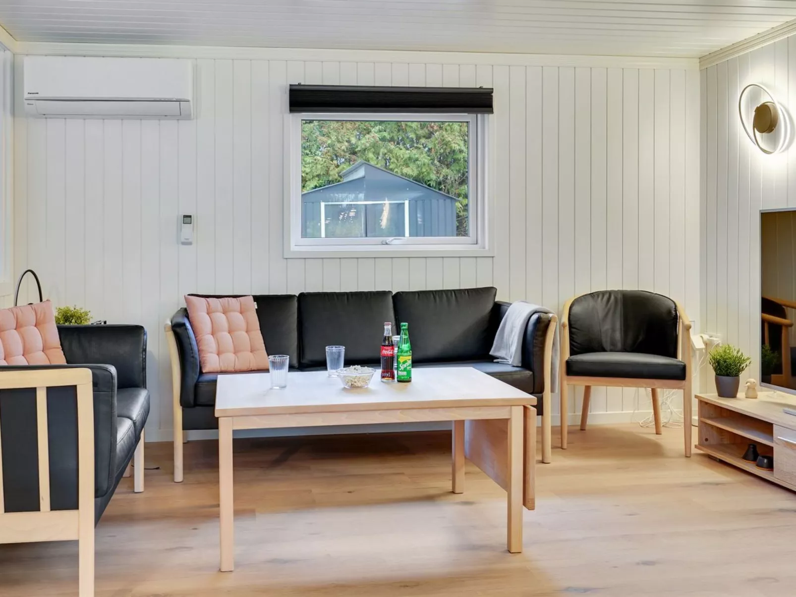 "Nina" - 700m to the fjord-Inside