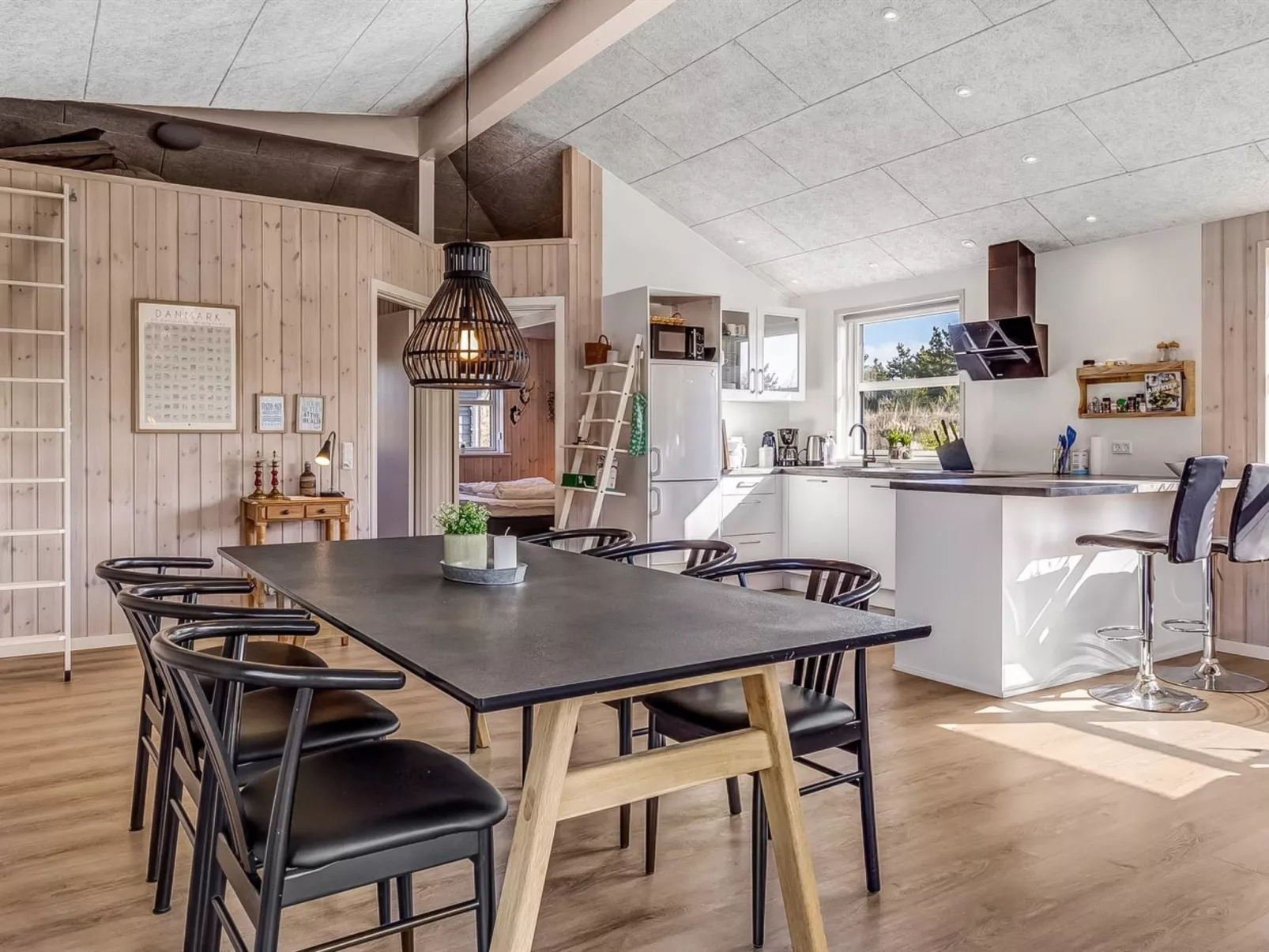 "Minke" - 2.2km from the sea-Inside