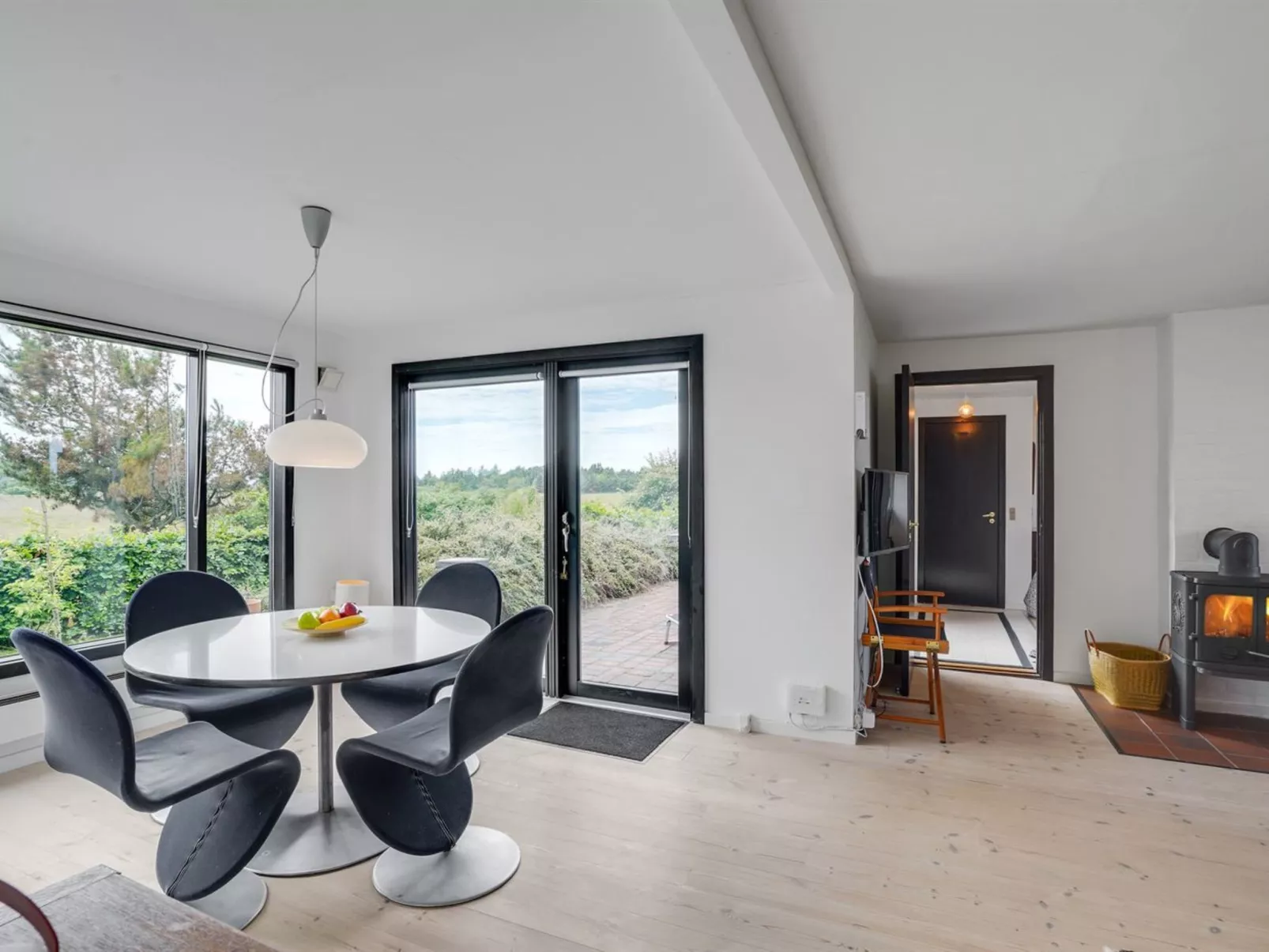 "Lok" - 90m to the fjord-Drinnen