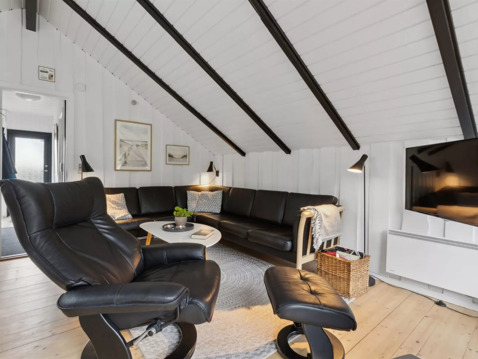 "Torbjörn" - 1.1km from the sea-Dedans