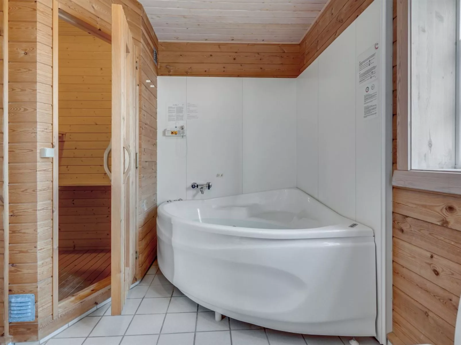 "Bjarnger" - 200m from the sea-Inside