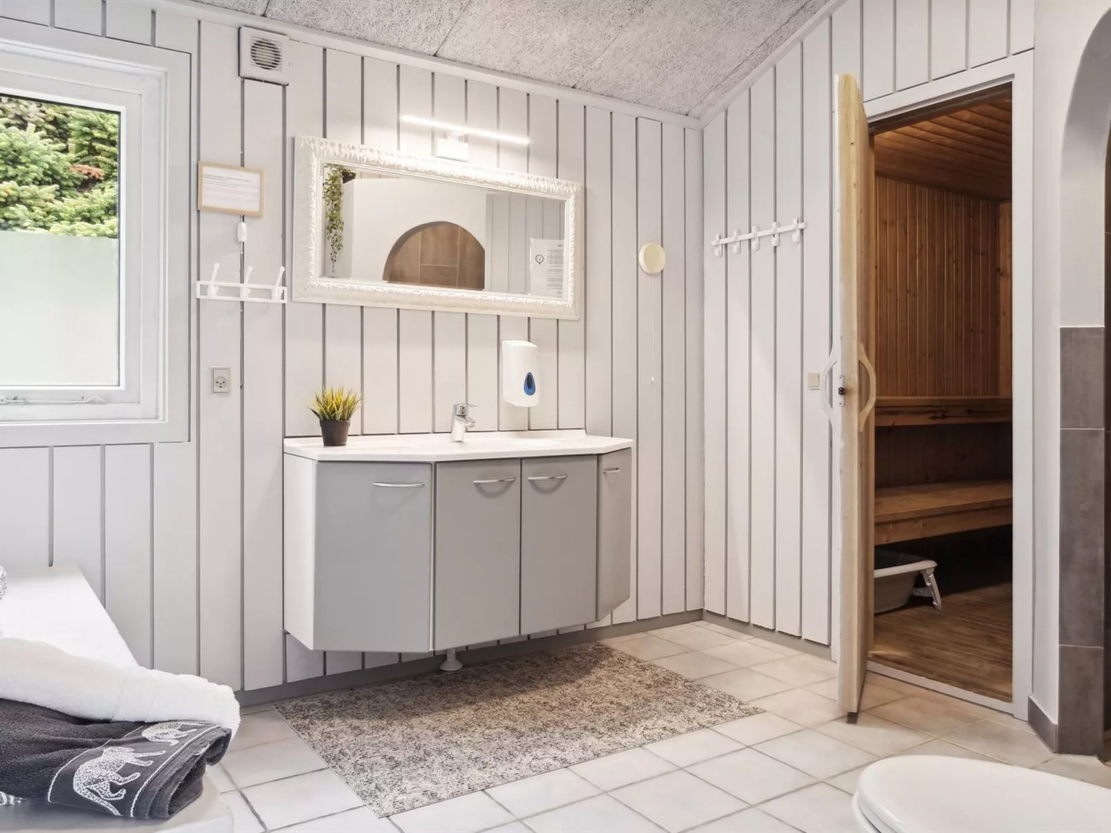 "Hallveig" - 1.1km from the sea-Drinnen