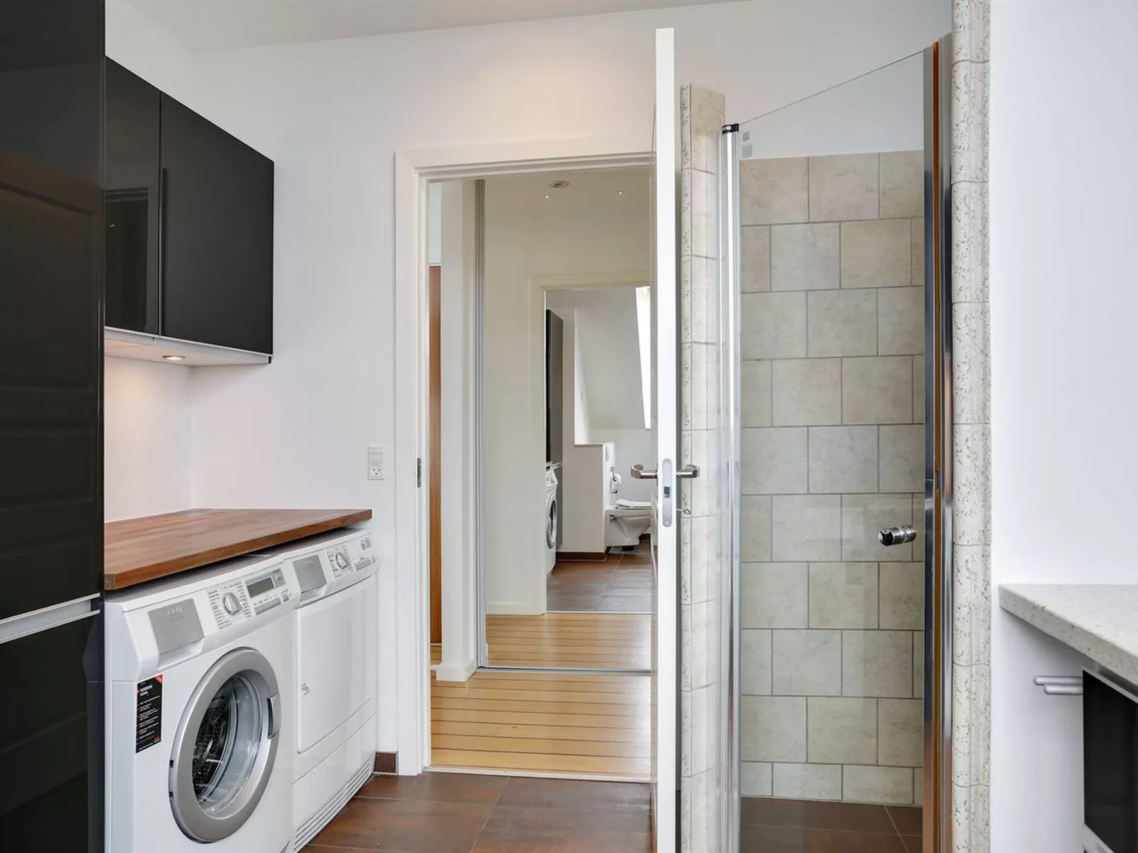 "Femme" - 15m from the sea-Drinnen