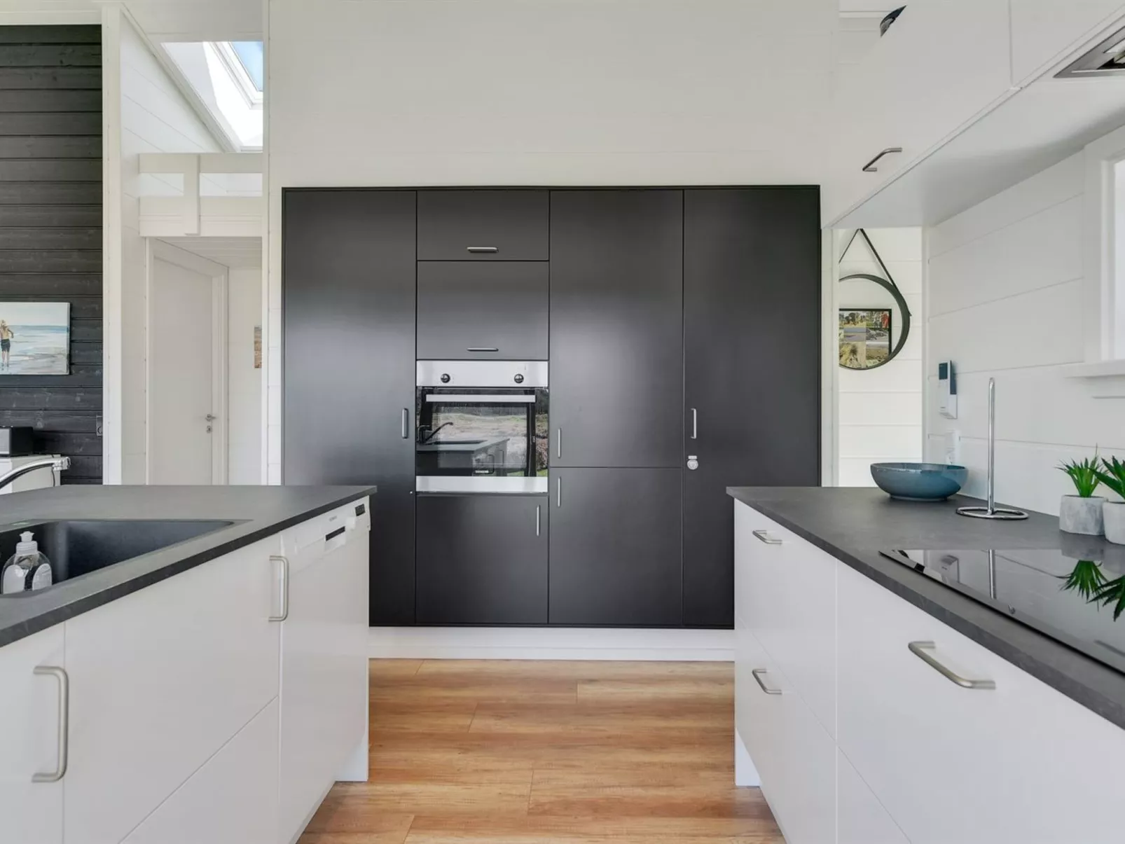 "Tea" - 2.7km from the sea-Dedans