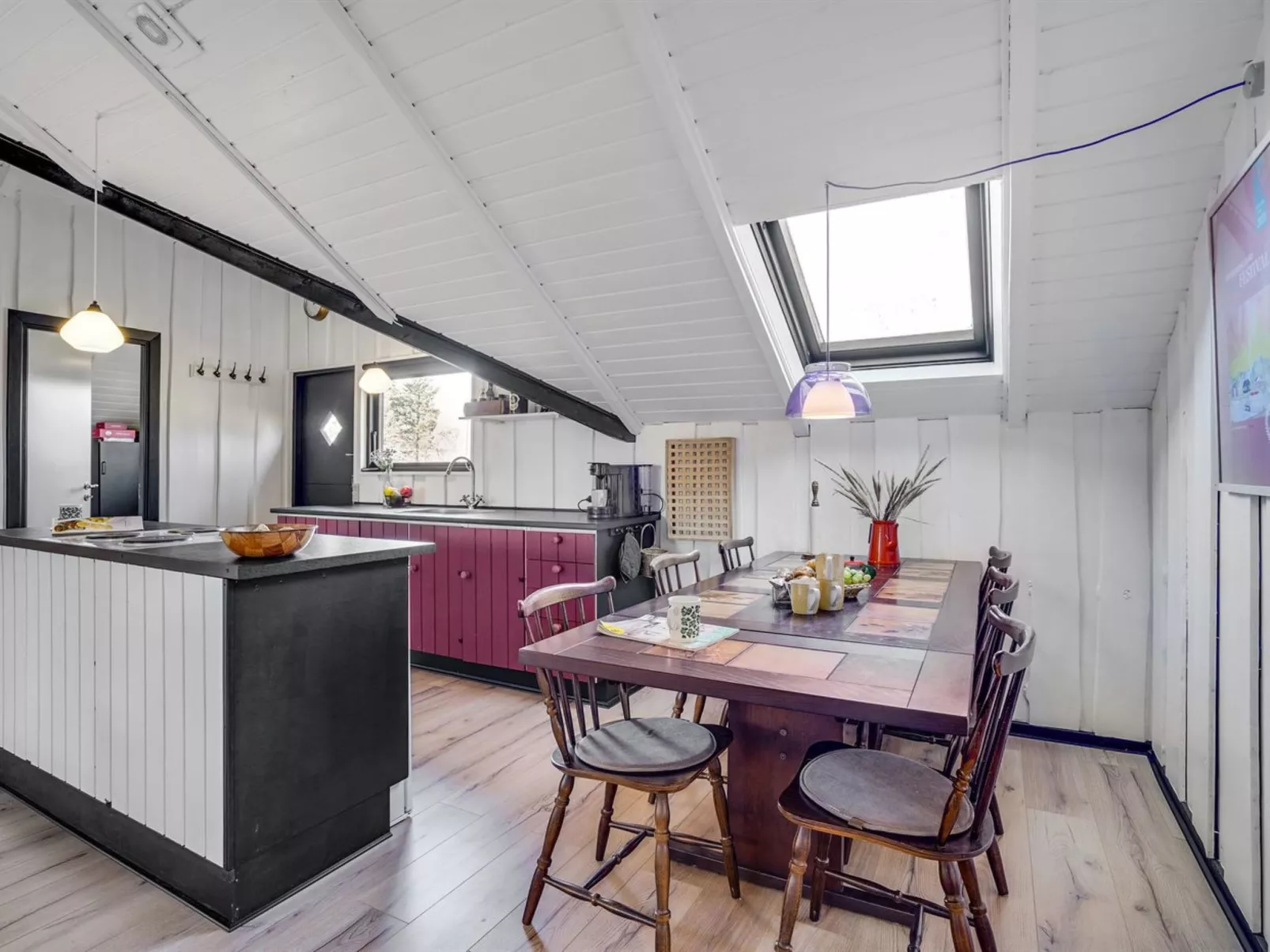 "Raita" - 350m to the fjord-Drinnen