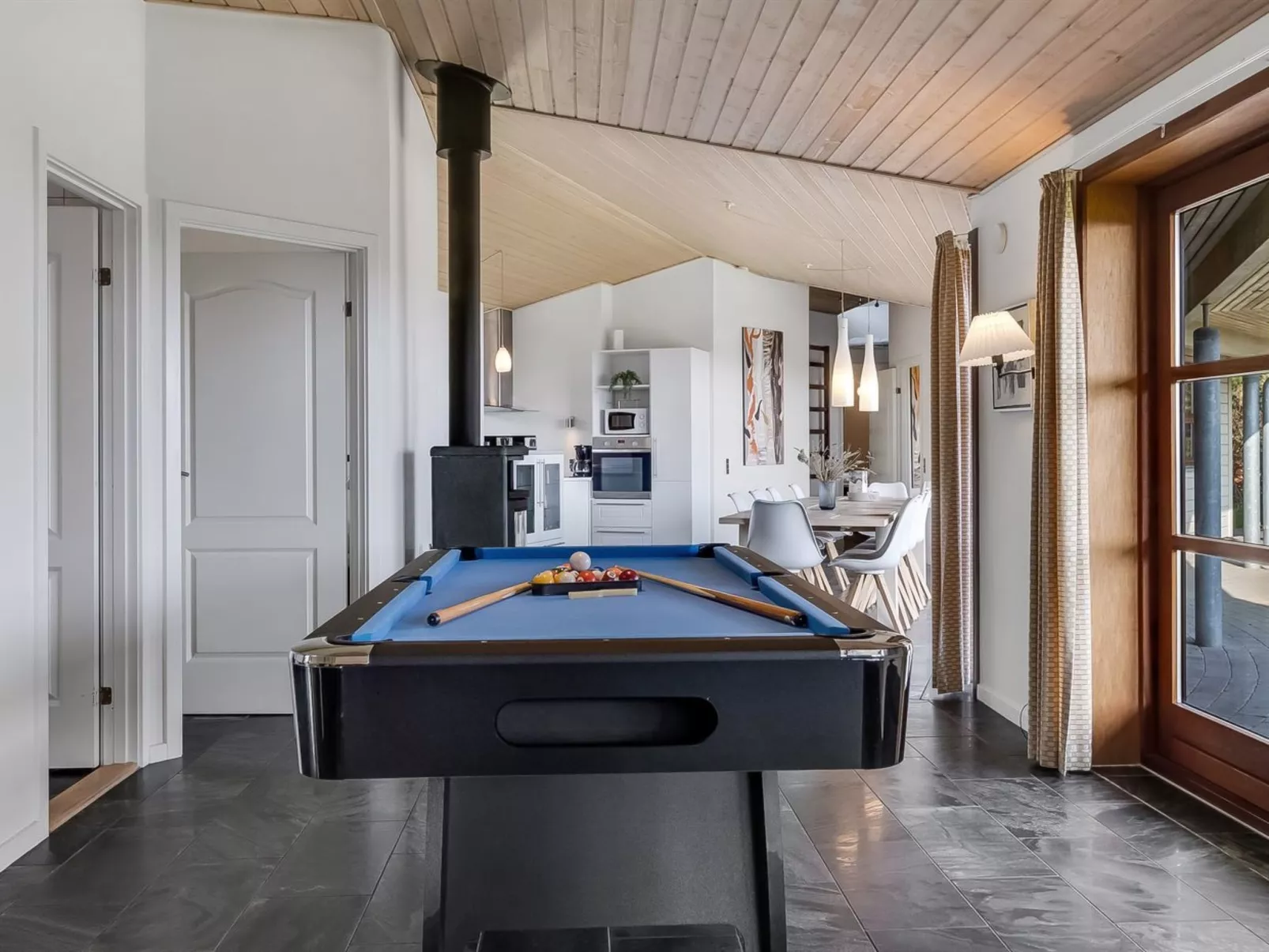 "Amundi" - 3.8km from the sea-Inside