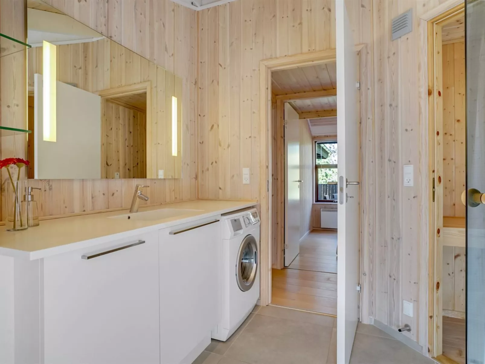 "Kali" - 900m to the fjord-Inside