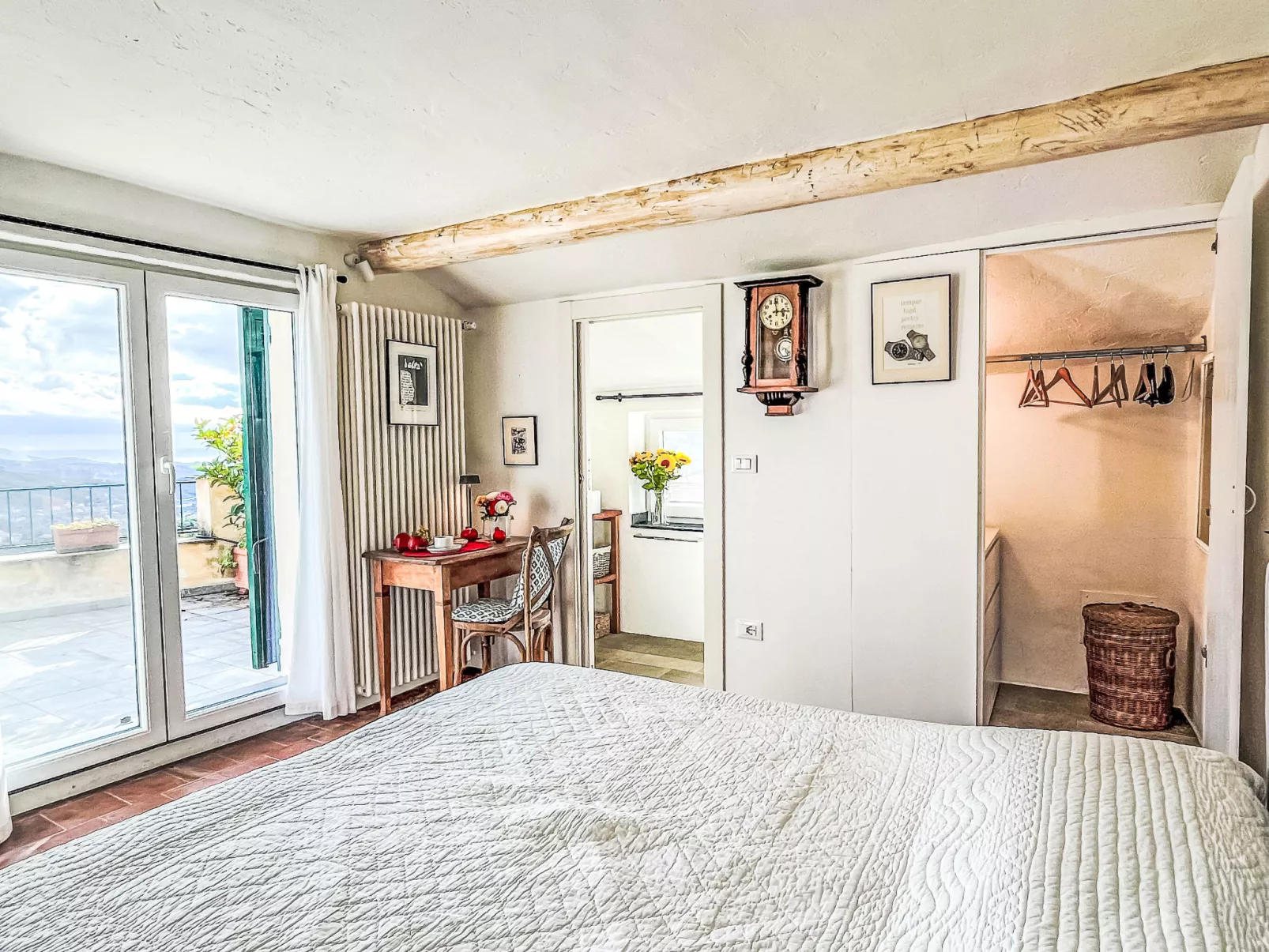 Bella Vista (DOL284)-Inside