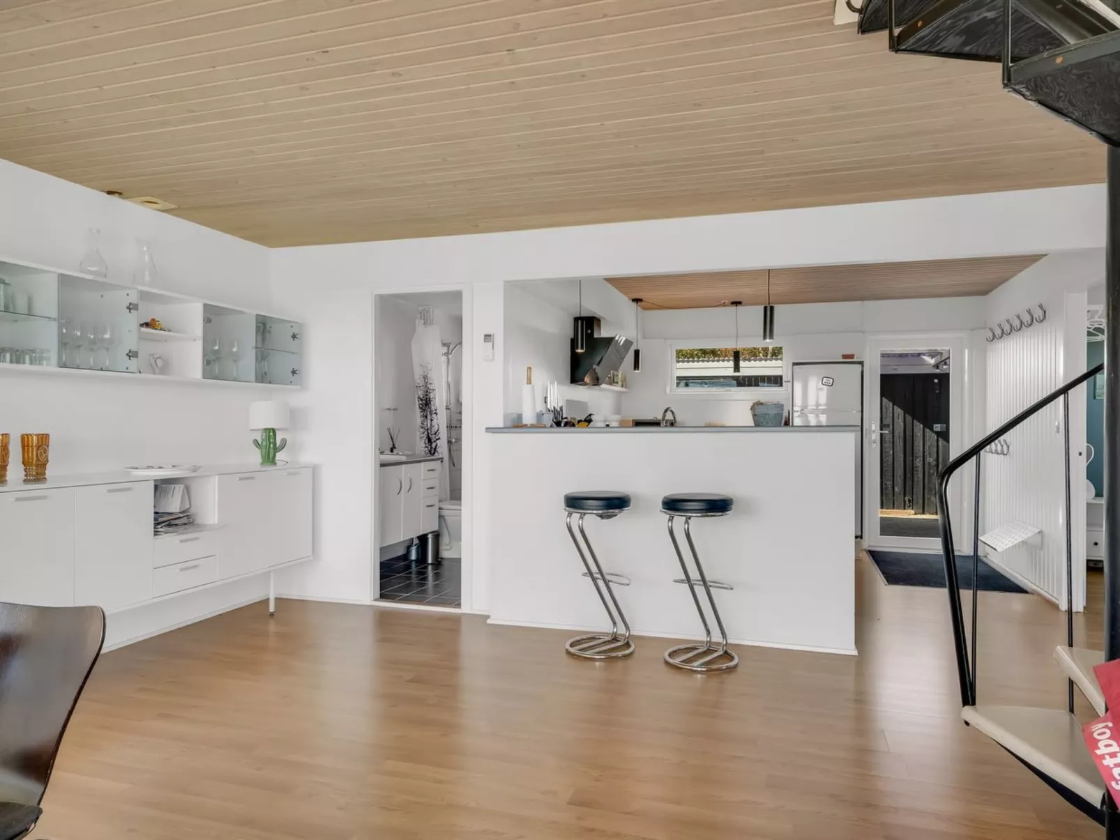 "Dunja" - 200m to the fjord-Drinnen