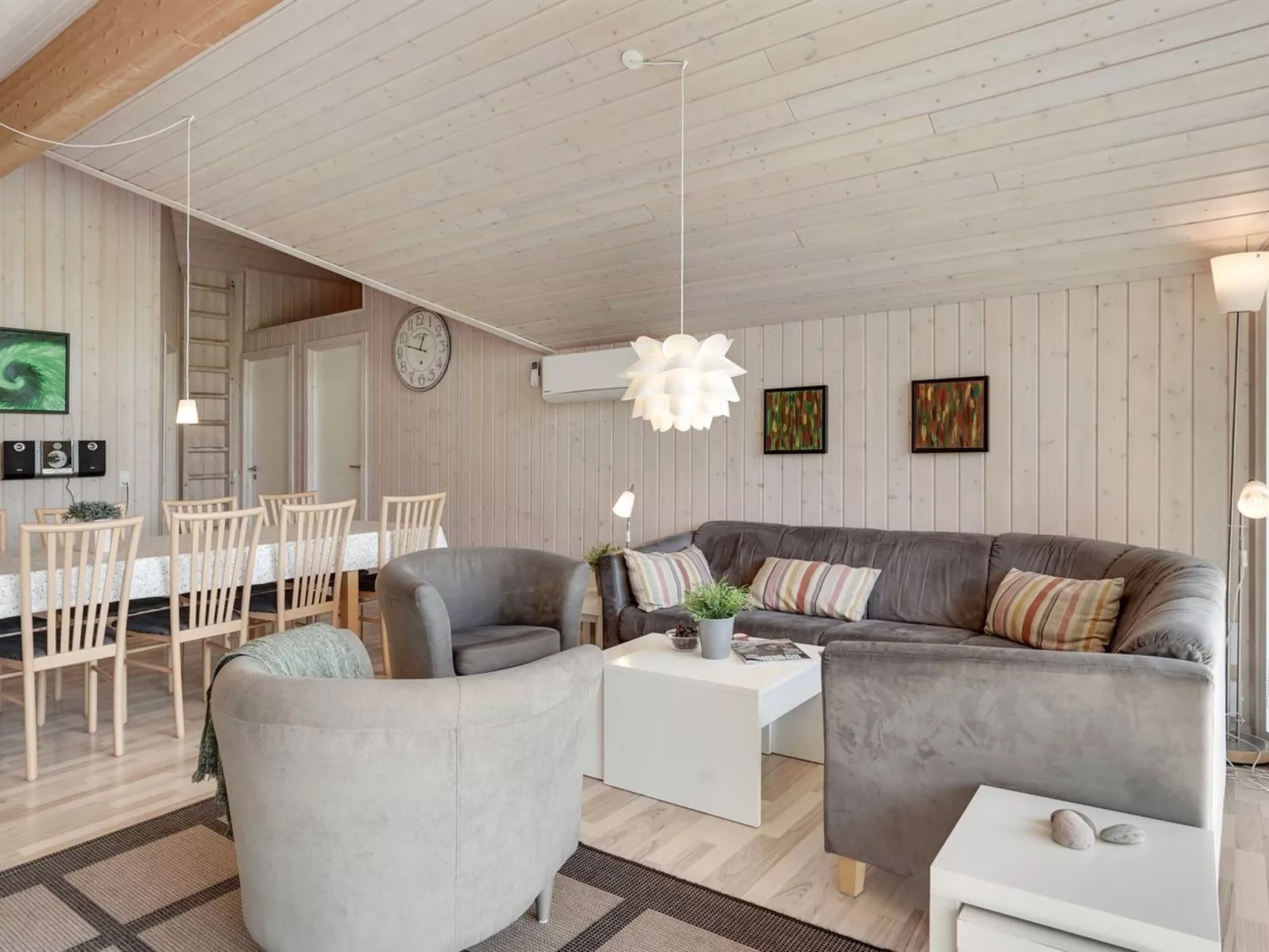 "Richard" - 4km from the sea-Dedans