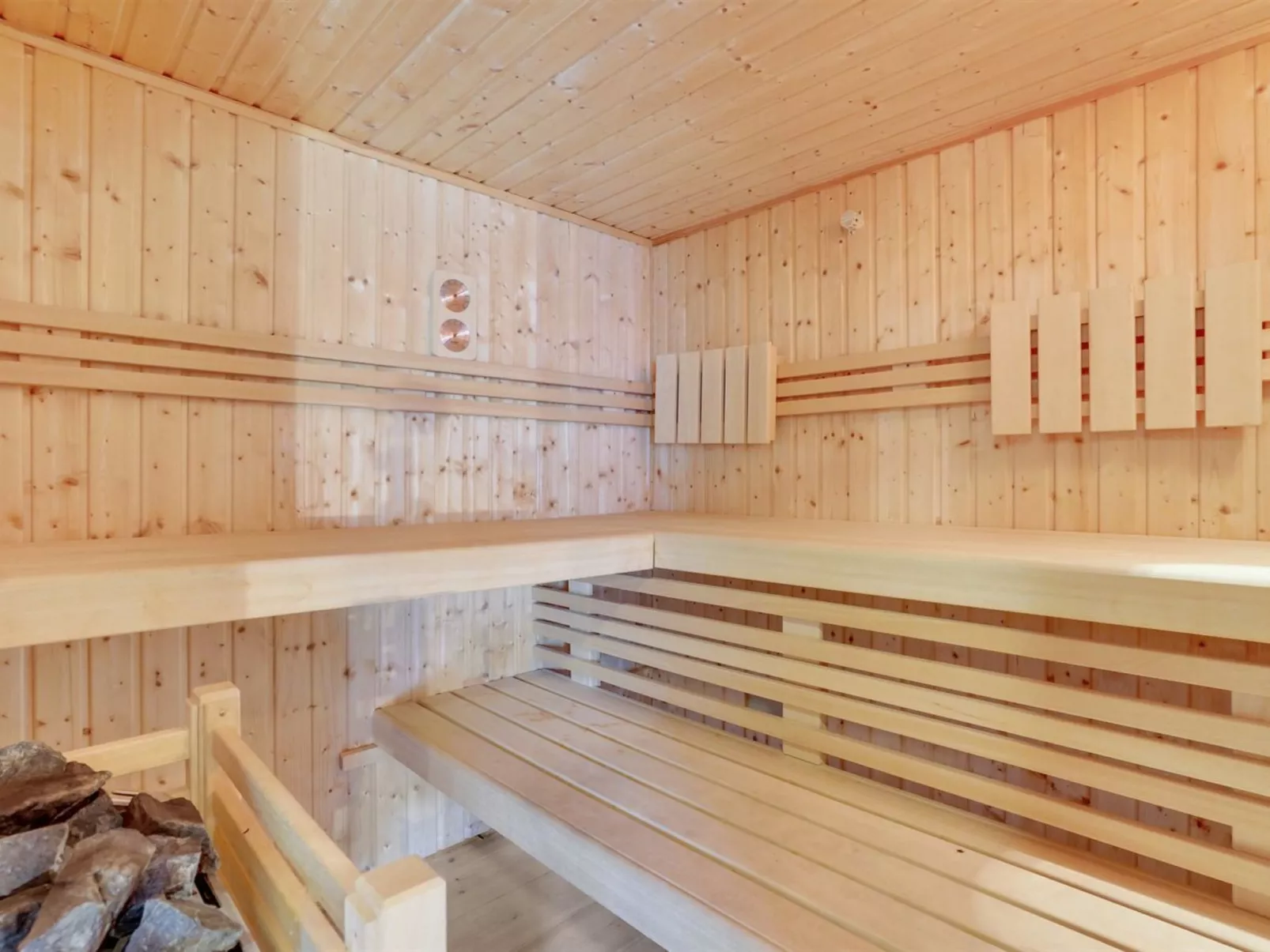 "Knut" - 10km from the sea-Inside