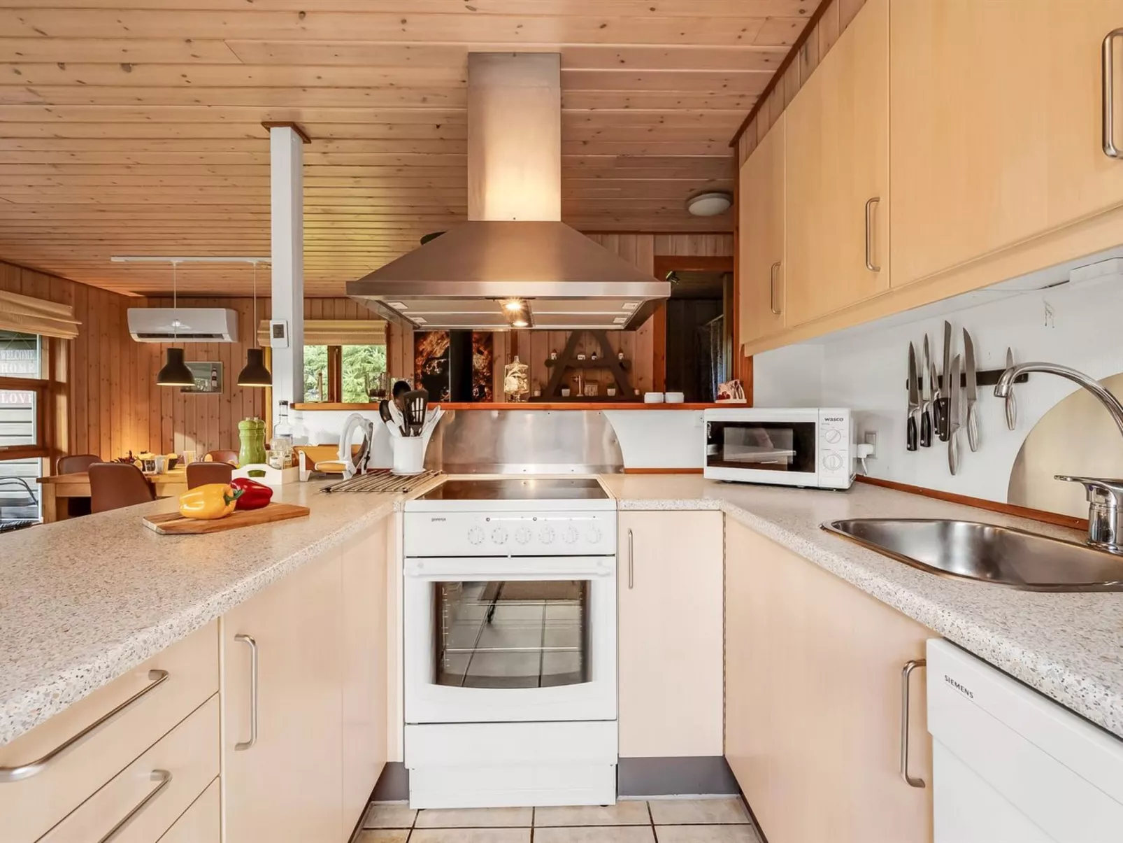 "Engeline" - 300m to the fjord-Drinnen