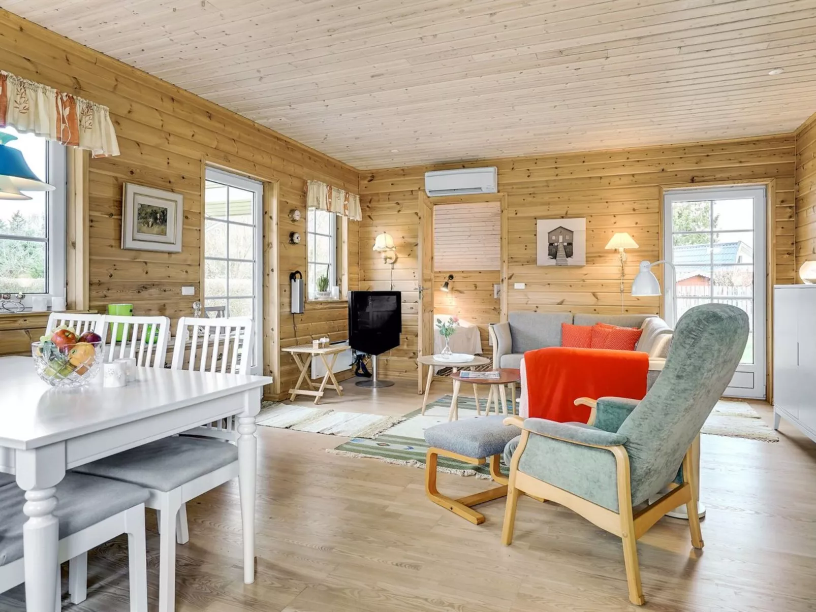 "Goti" - 1km to the fjord-Drinnen