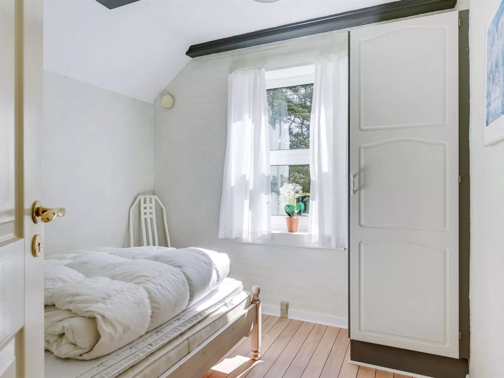 "Swening" - 2.1km from the sea-Drinnen