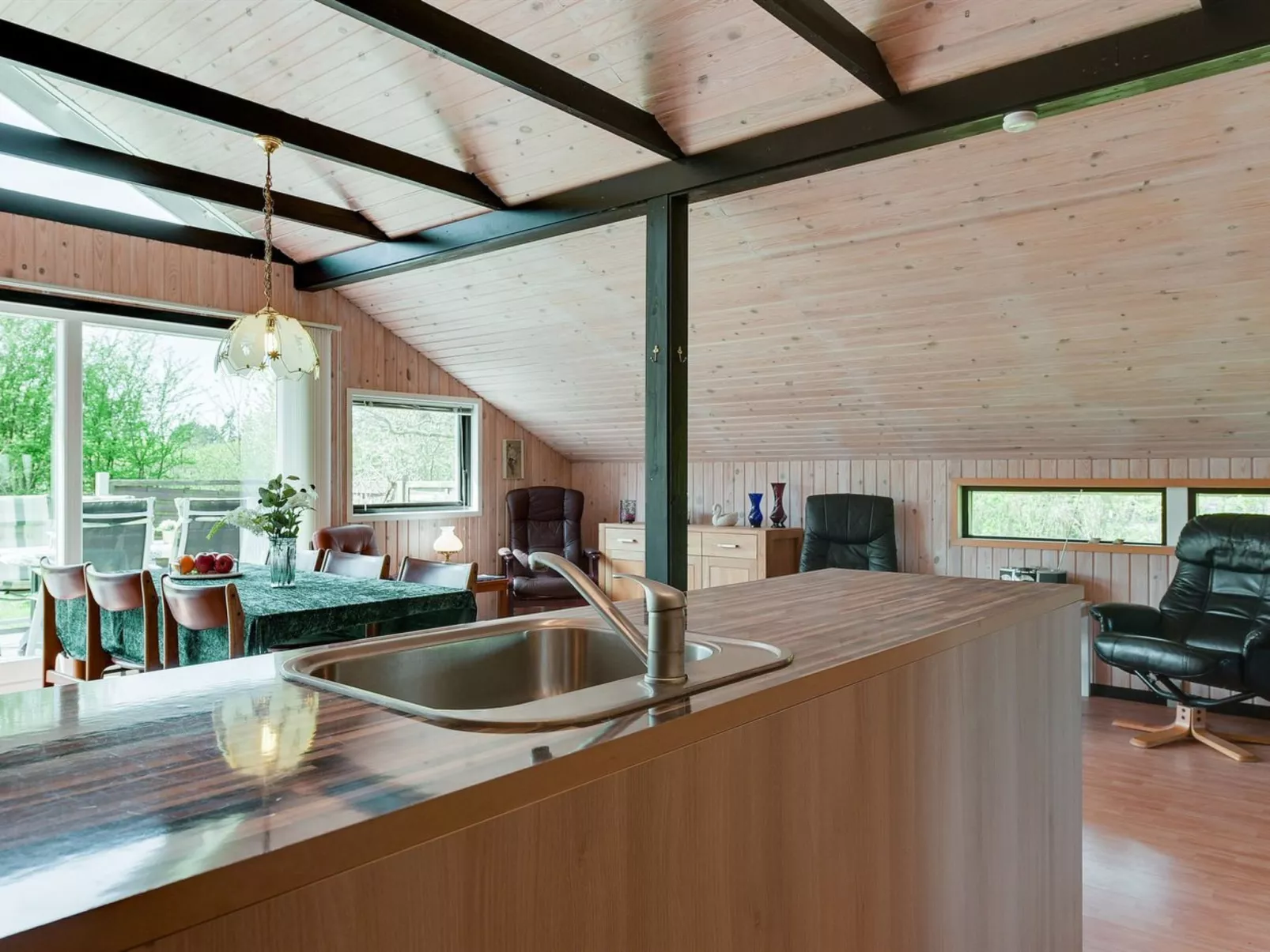 "Henna" - 550m to the fjord-Drinnen