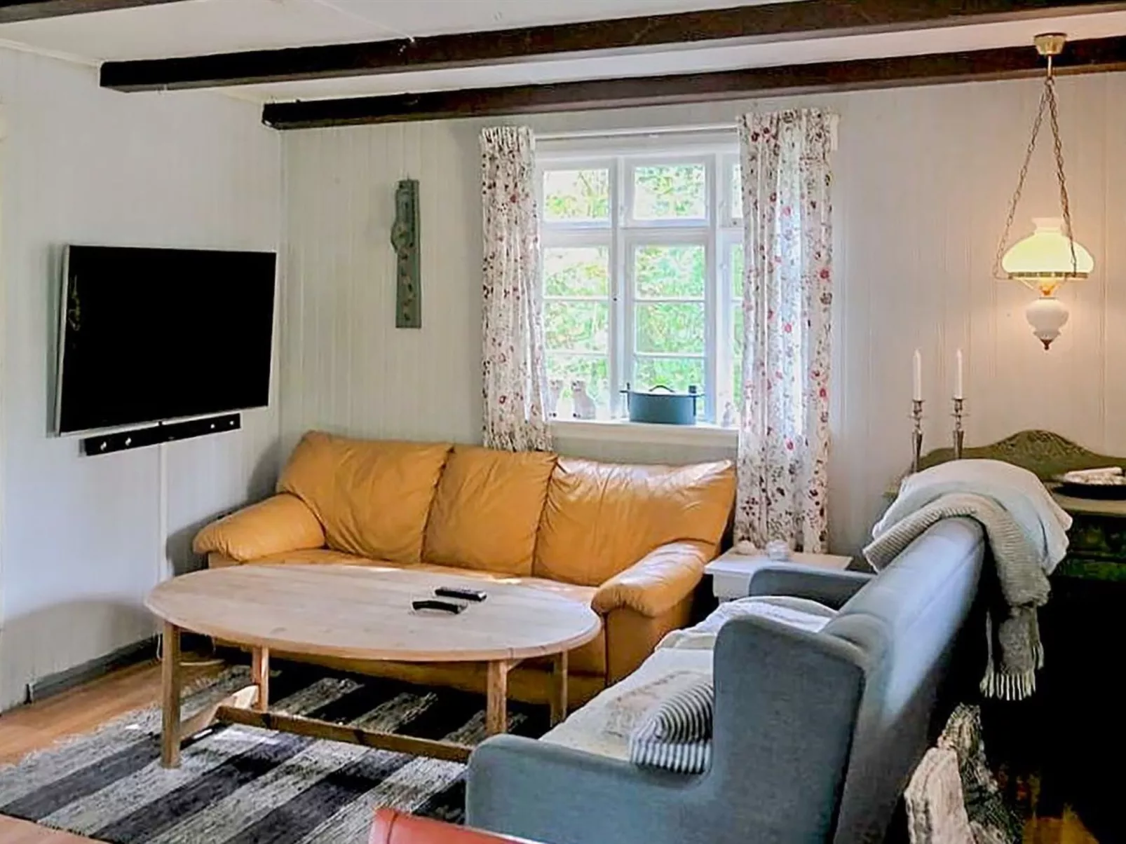 "Laurine" - 2.7km from the sea-Inside