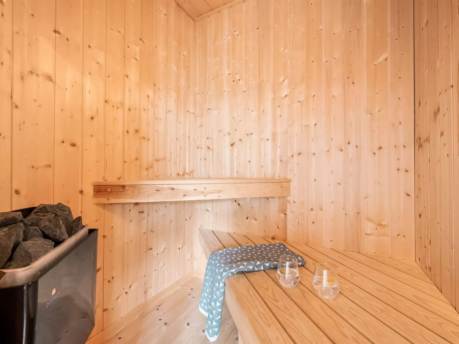 "Leona" - 250m to the fjord-Inside