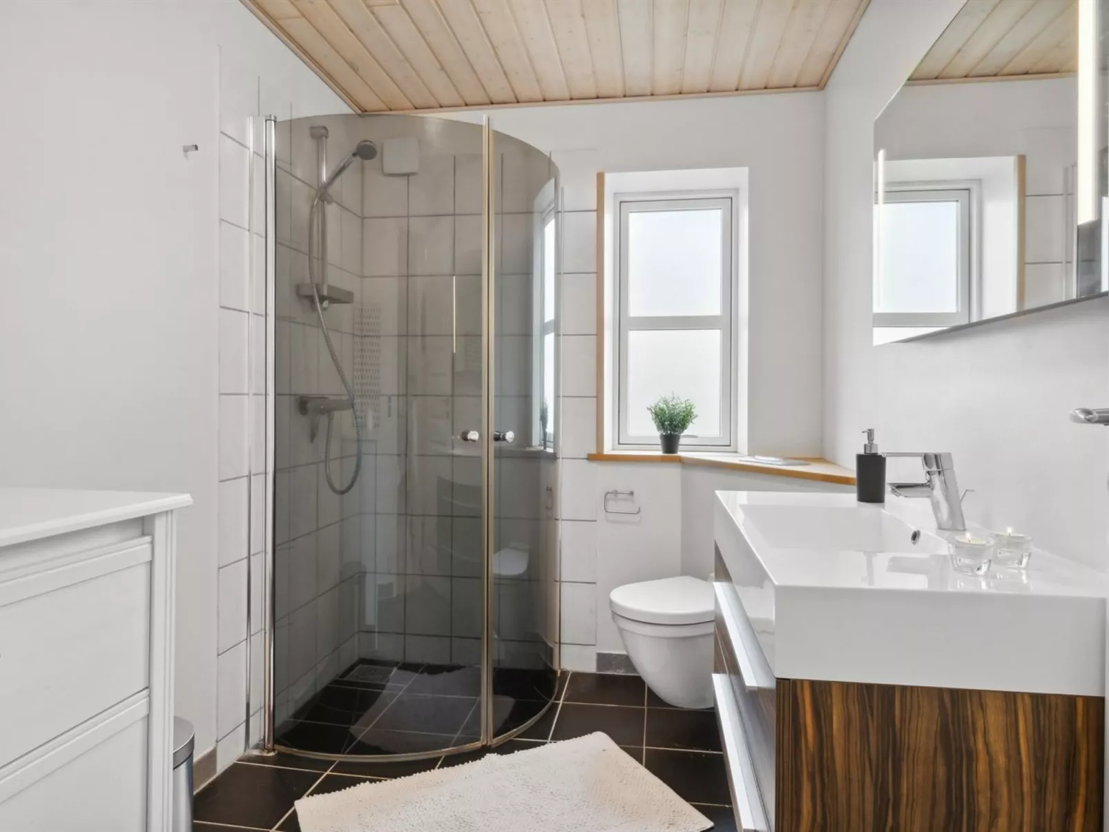 "Ljupco" - 500m to the fjord-Drinnen