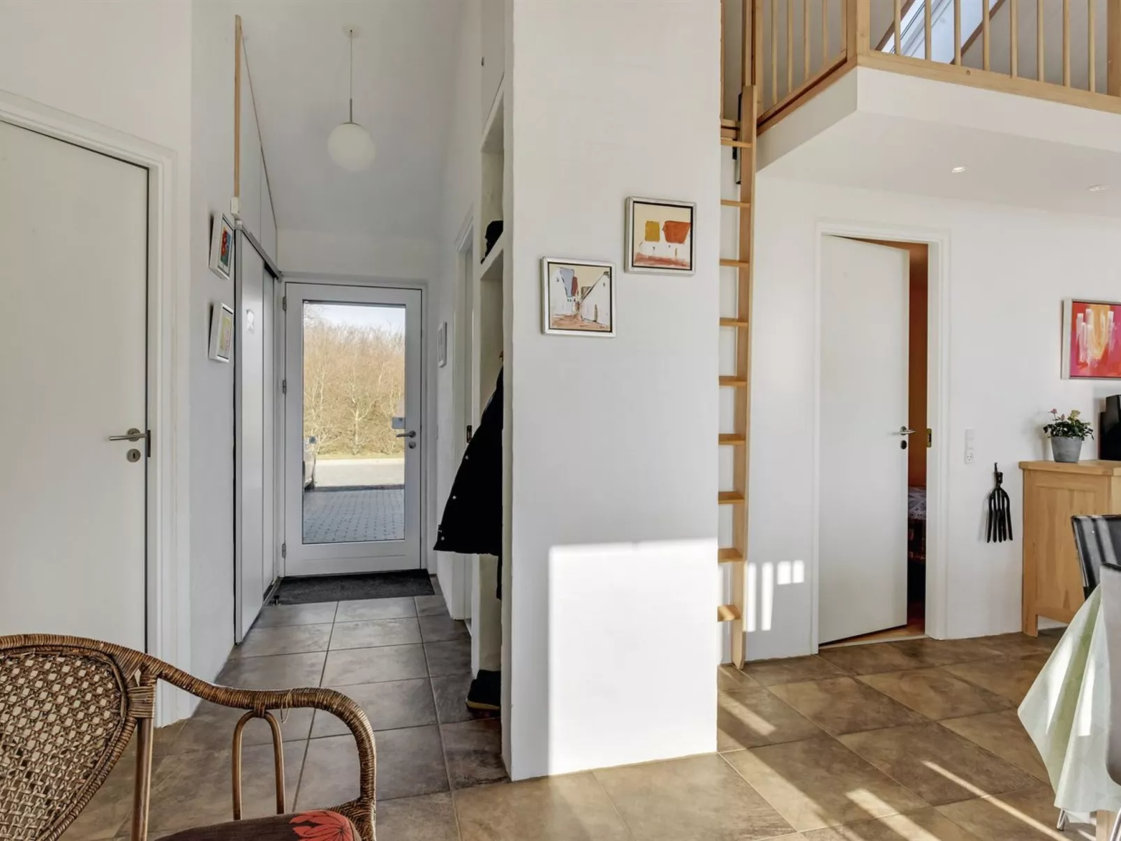 "Donka" - 300m to the fjord-Drinnen