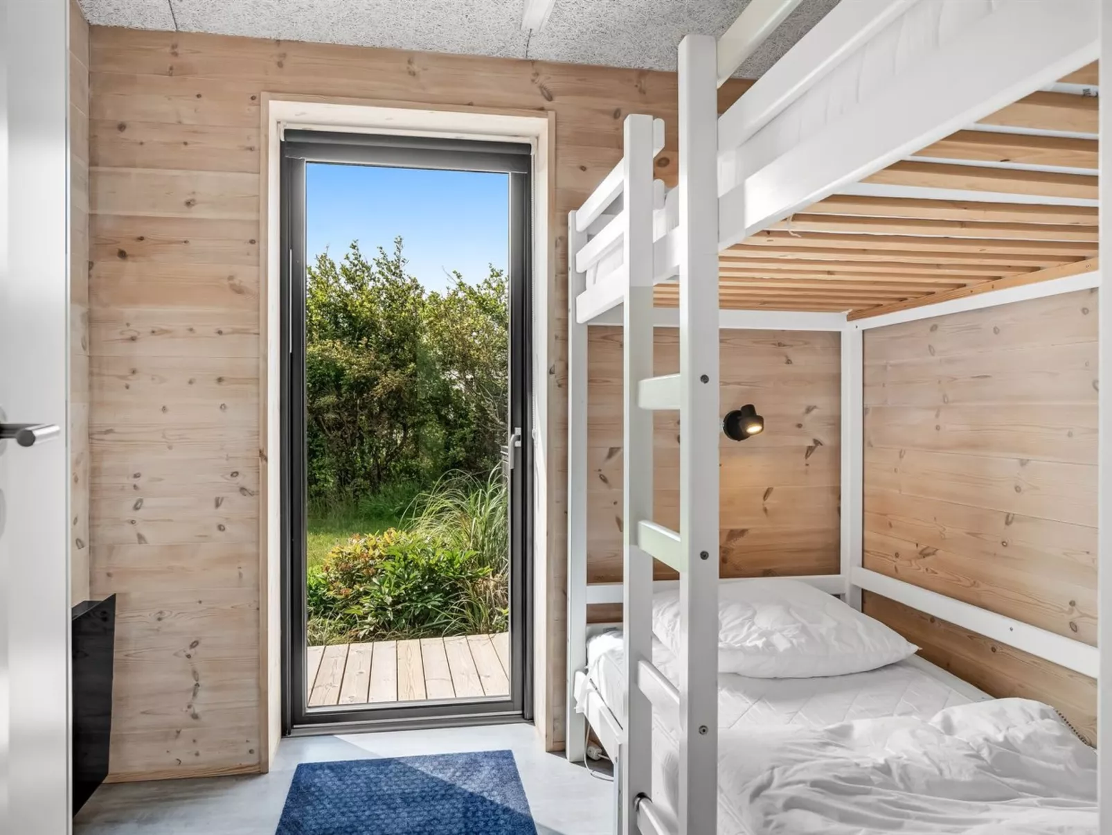 "Aslag" - 150m to the fjord-Drinnen