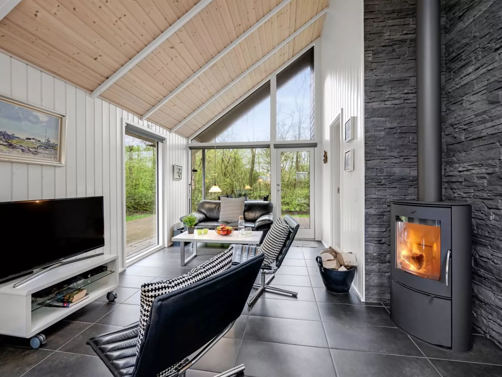 "Ketilbiorn" - 1.2km to the fjord-Inside