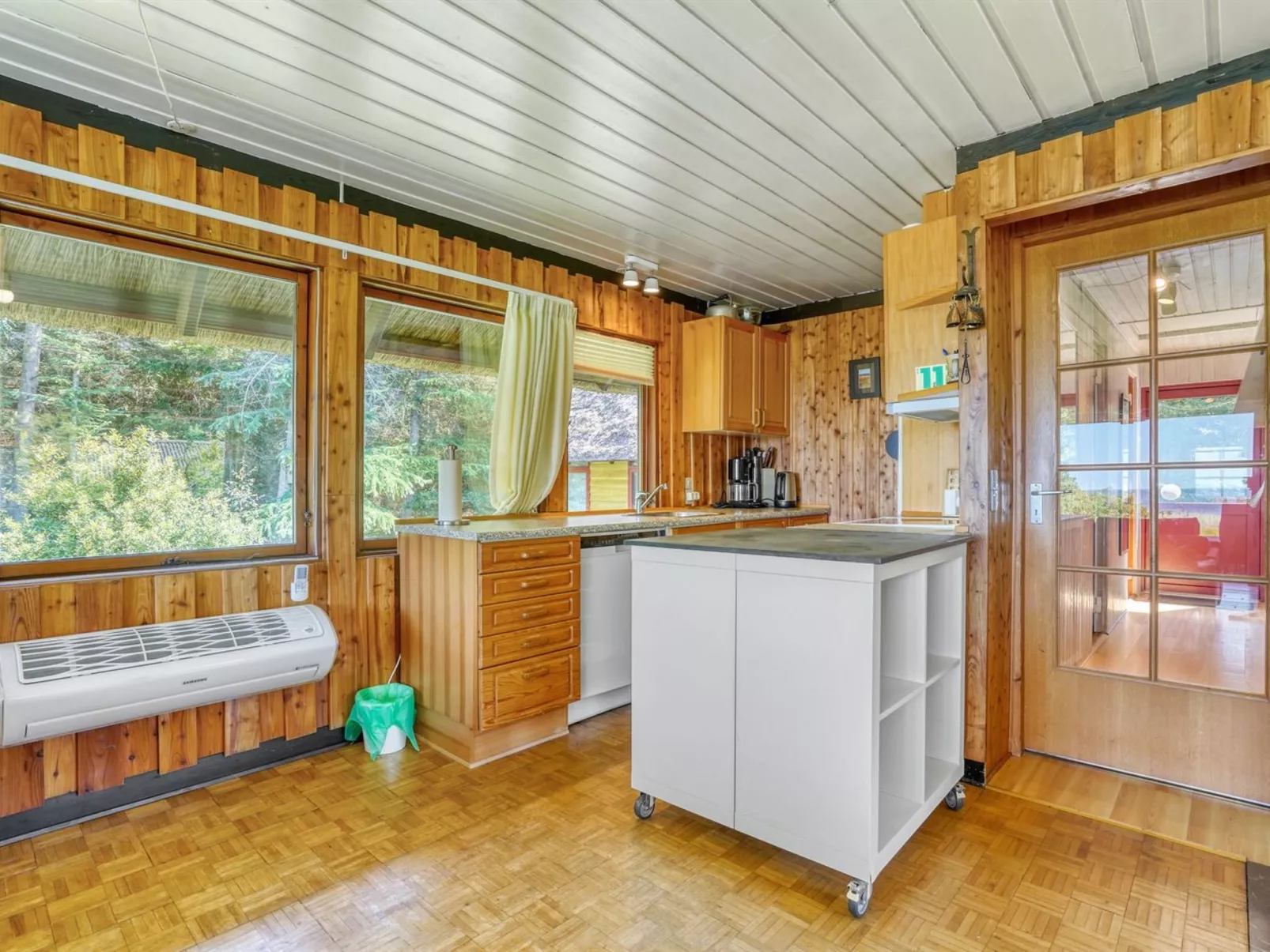 "Ingeborg" - 100m to the fjord-Drinnen