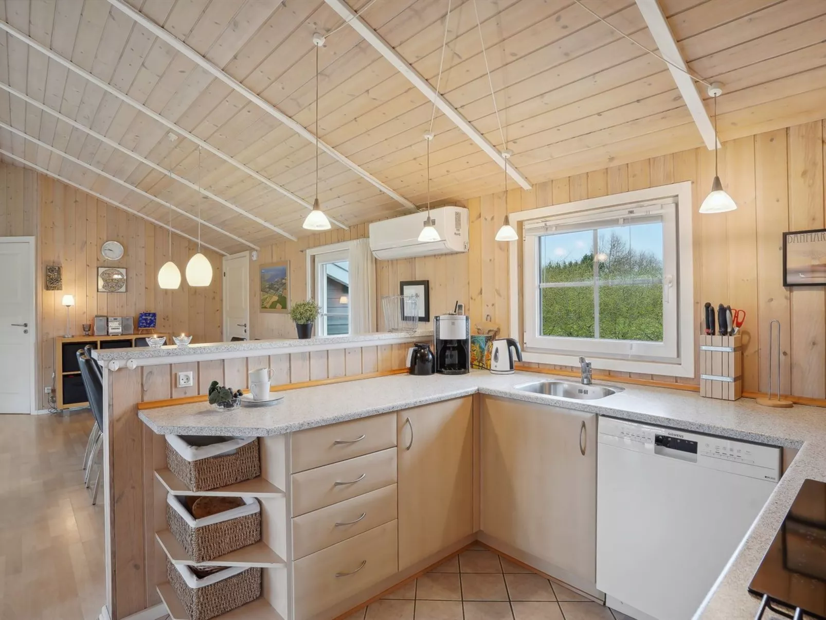 "Tinka" - 1.2km to the fjord-Inside