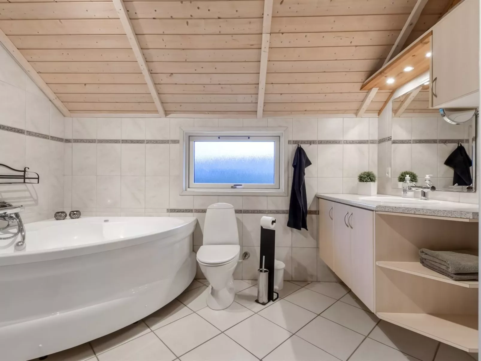 "Thit" - 1.2km to the fjord-Drinnen