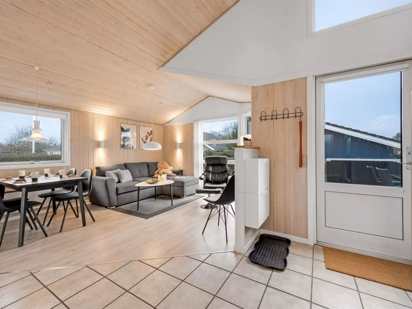 "Marten" - 1.2km to the fjord-Inside