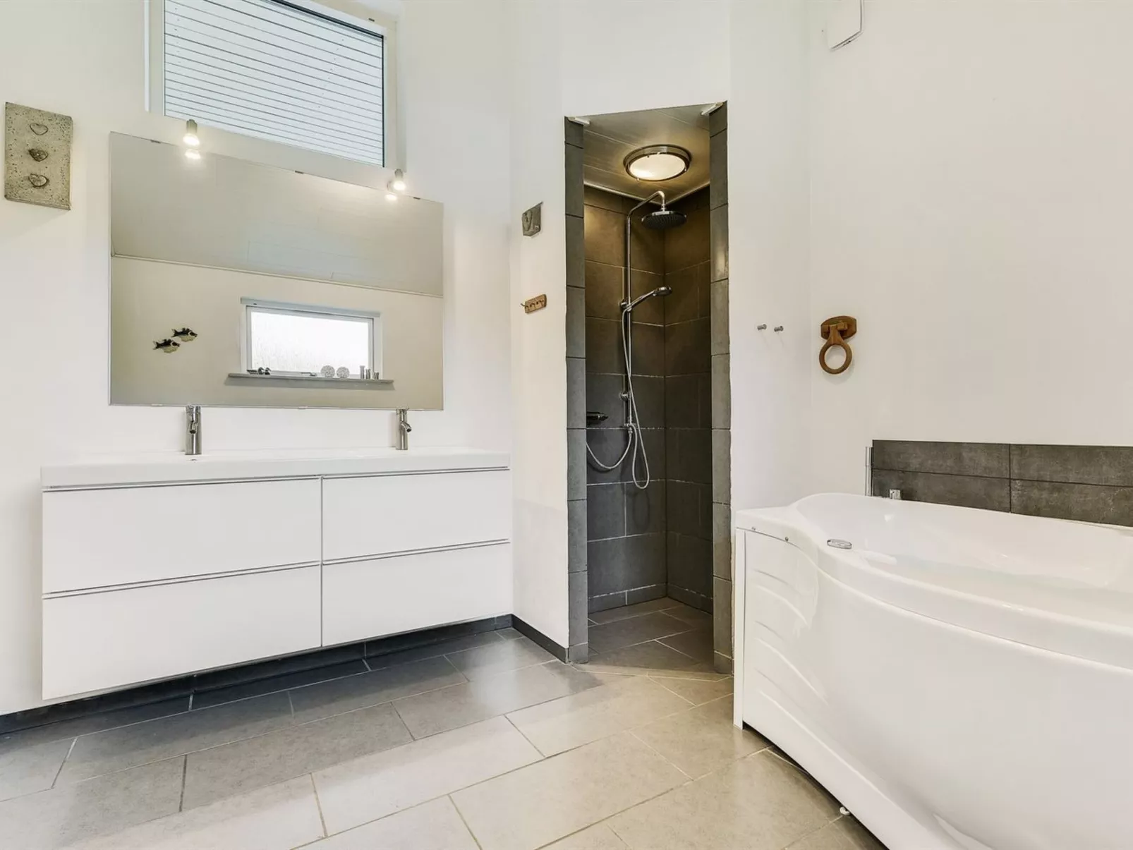 "Elfriede" - 400m to the fjord-Dedans