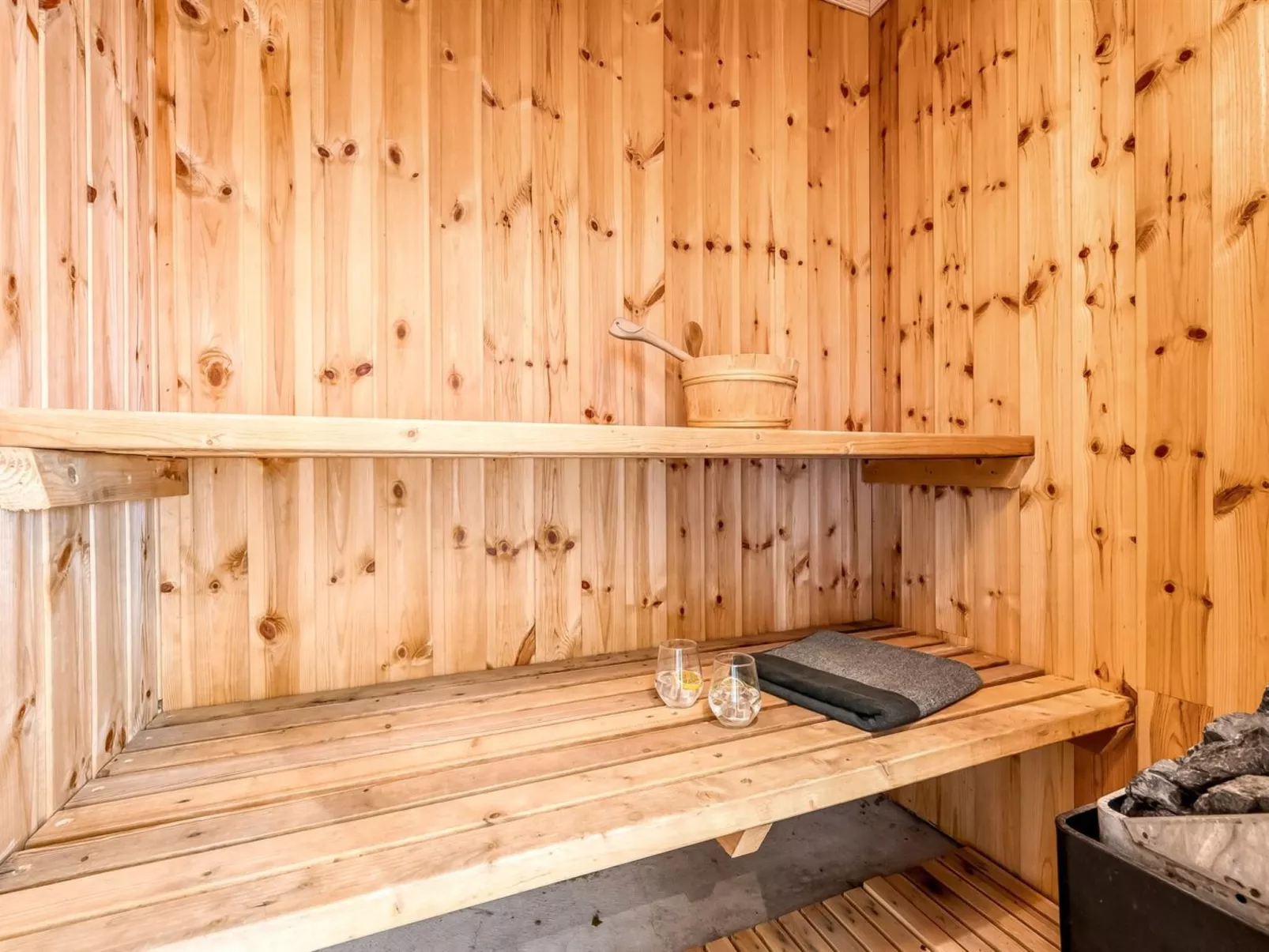 "Adelia" - 850m to the fjord-Dedans