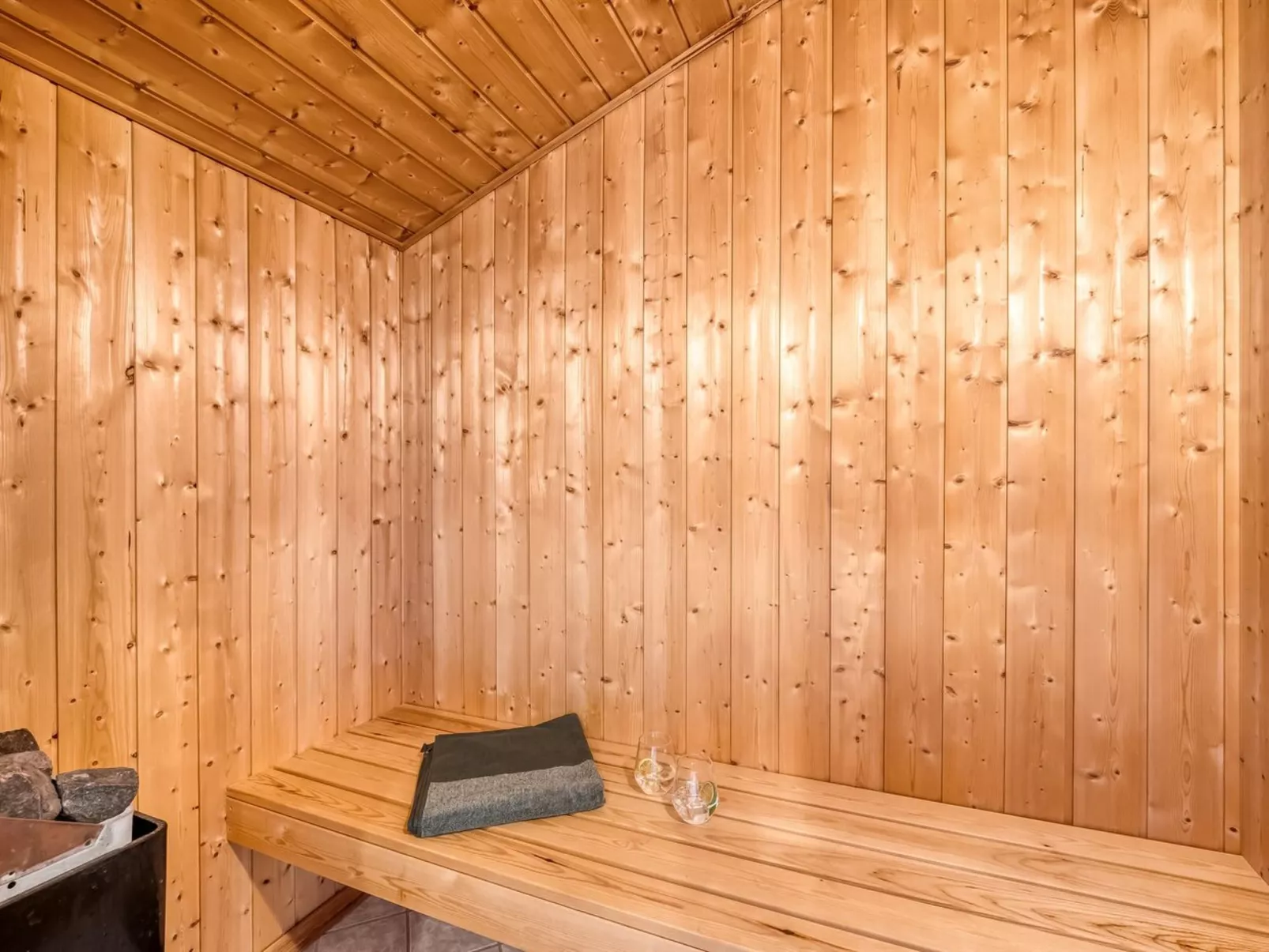 "Robertha" - 800m to the fjord-Dedans