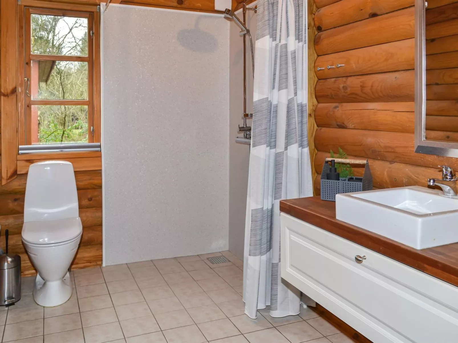 "Frederica" - 30km from the sea-Drinnen