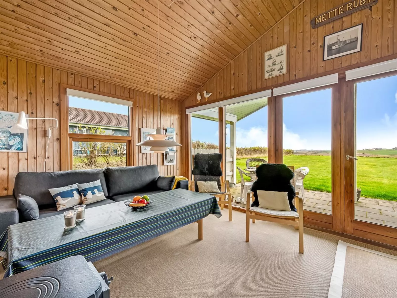 "Tanea" - 700m to the fjord-Drinnen