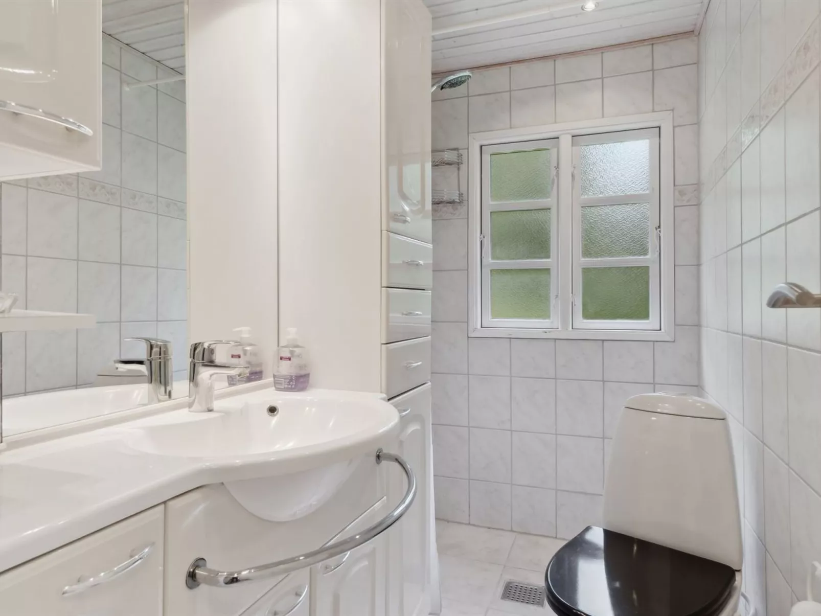 "Gunlög" - 1.3km from the sea-Inside