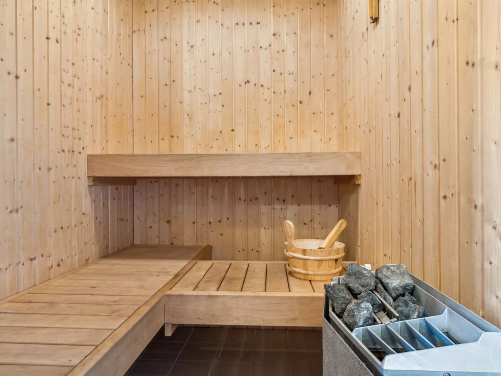 "Patrik" - 200m to the fjord-Inside