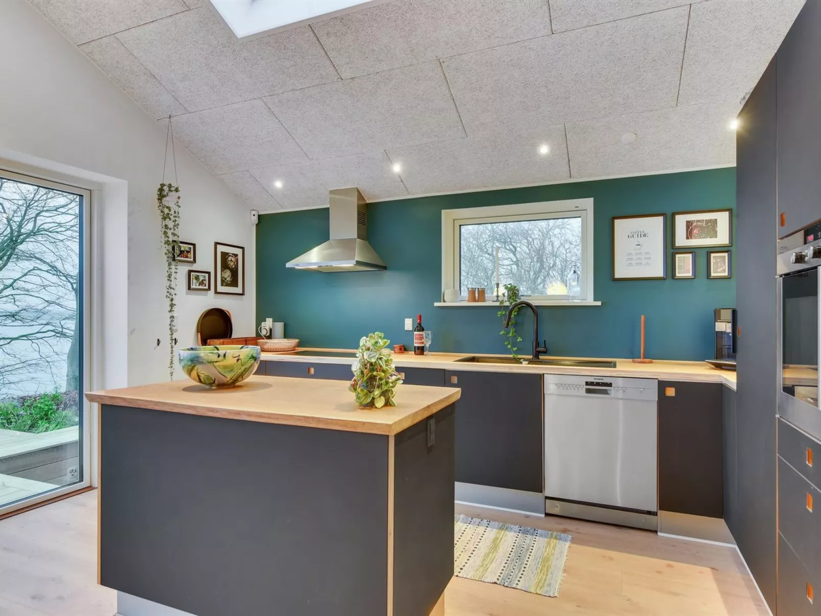 "Lika" - 25m to the fjord-Drinnen