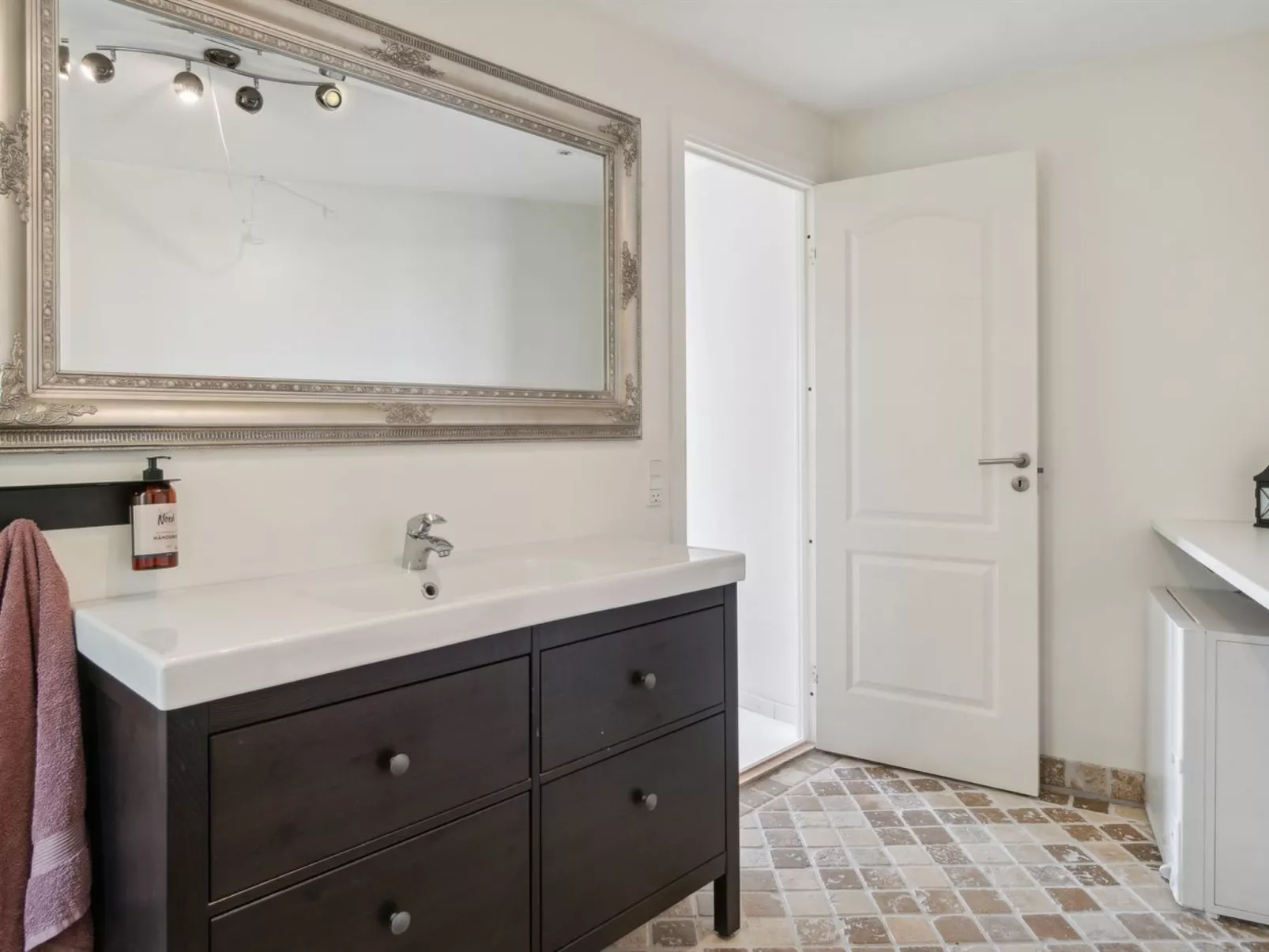 "Vemund" - 100m to the fjord-Drinnen