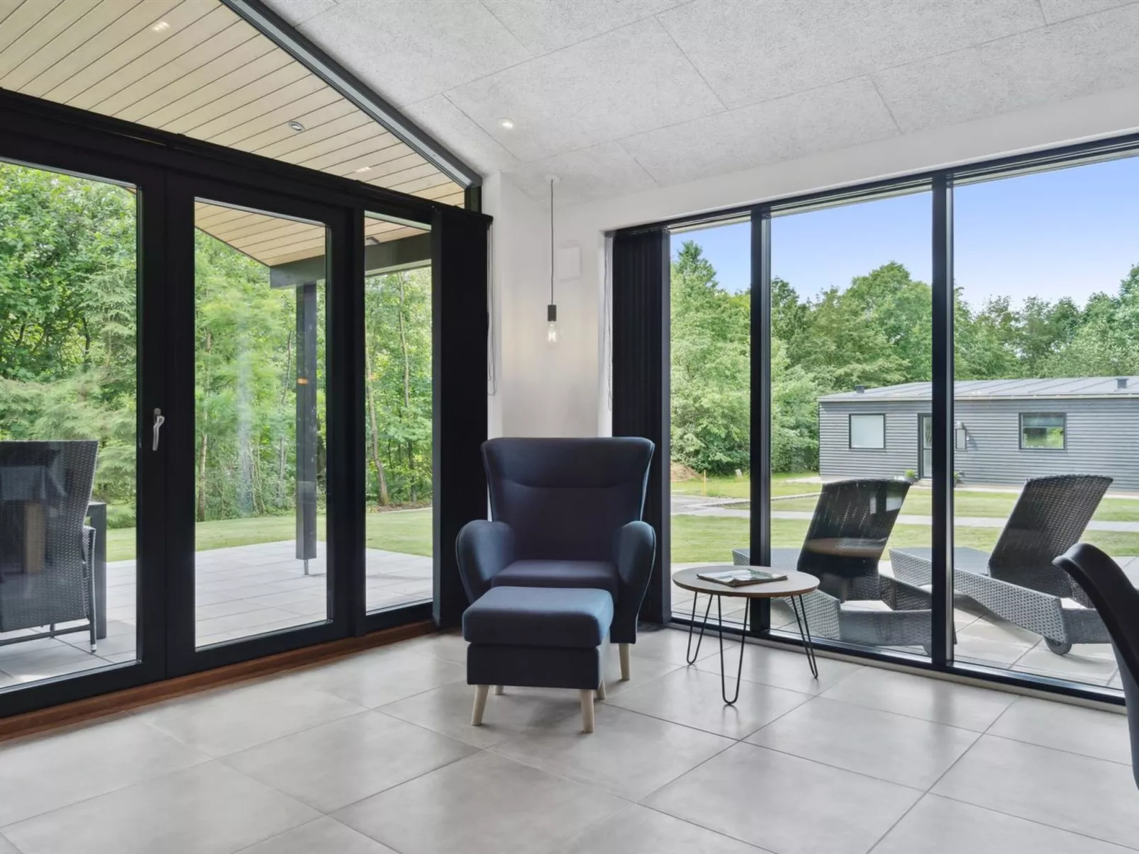 "Robert" - 30km from the sea-Inside