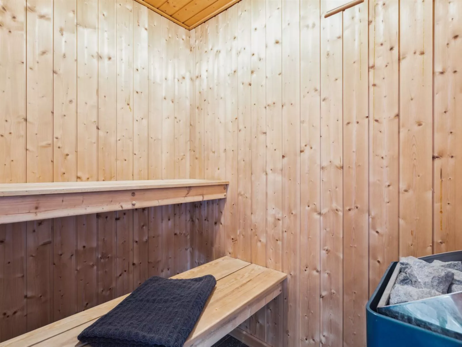 "Elif" - 30km from the sea-Drinnen