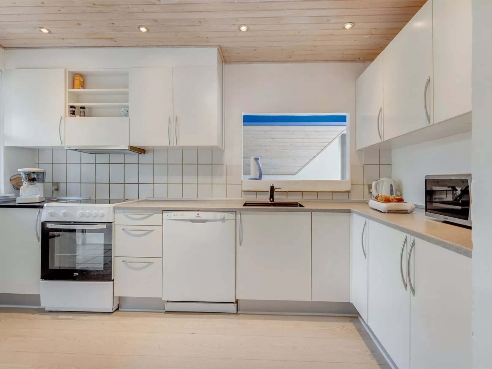 "Tabithe" - 2.2km from the sea-Inside