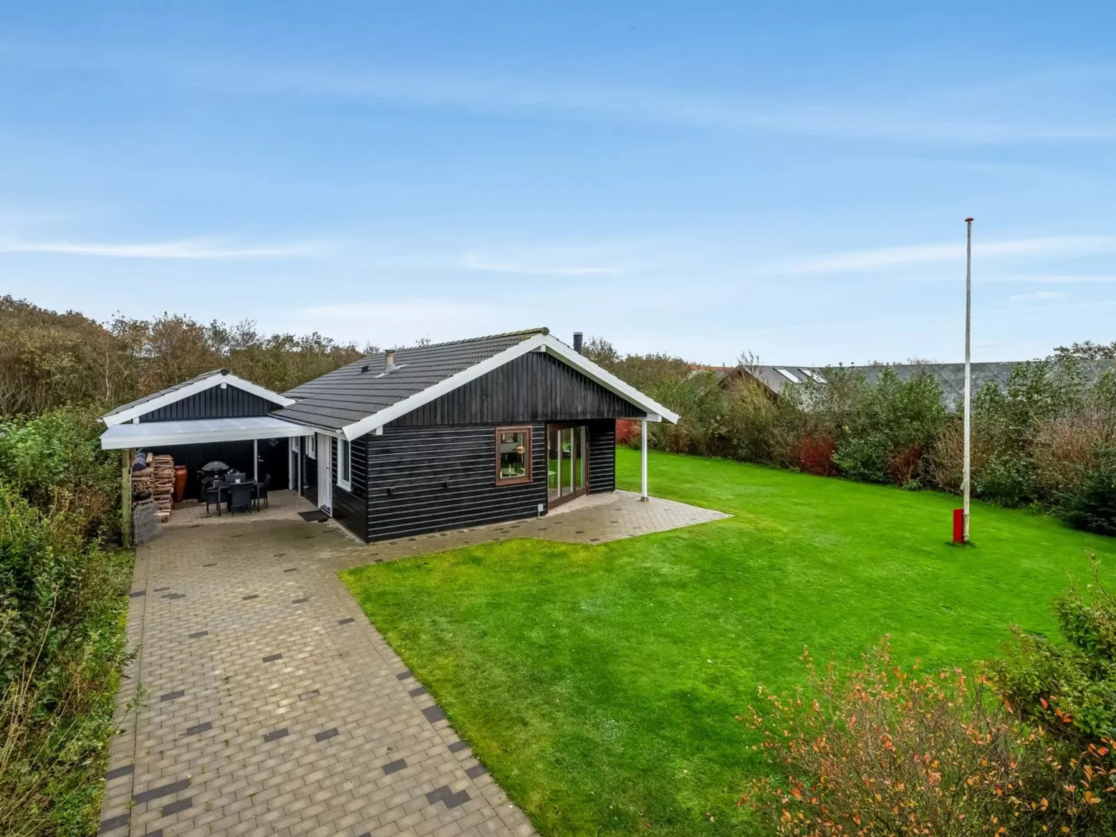 "Ensio" - 300m to the fjord-Outside