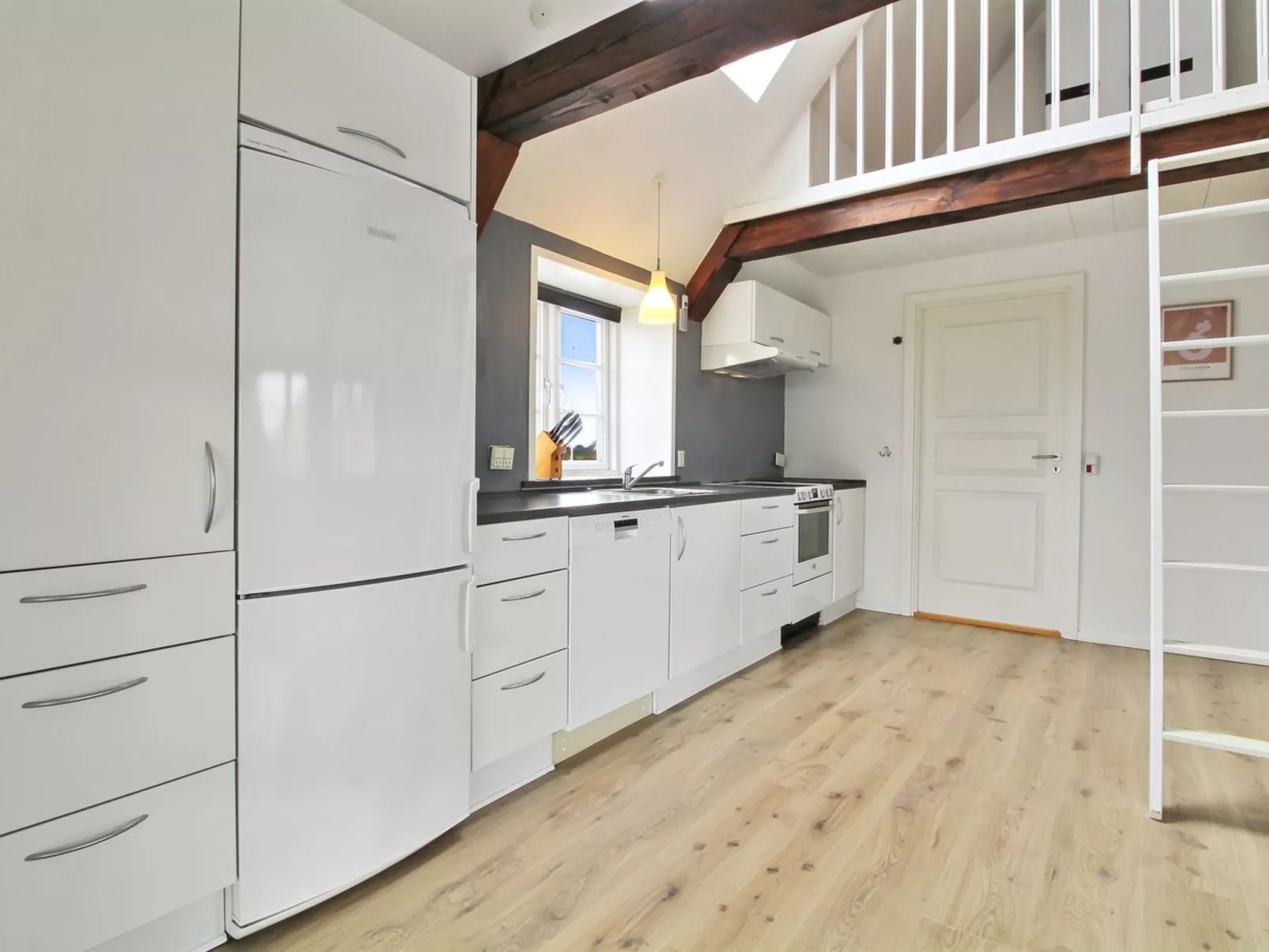 "Thrine" - 24km from the sea-Dedans