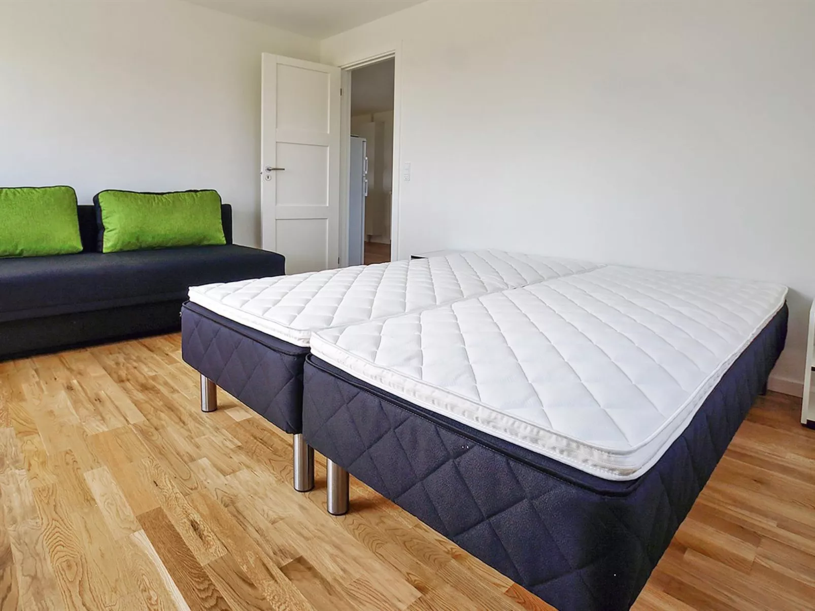 "Mirja" - 50m to the fjord-Drinnen