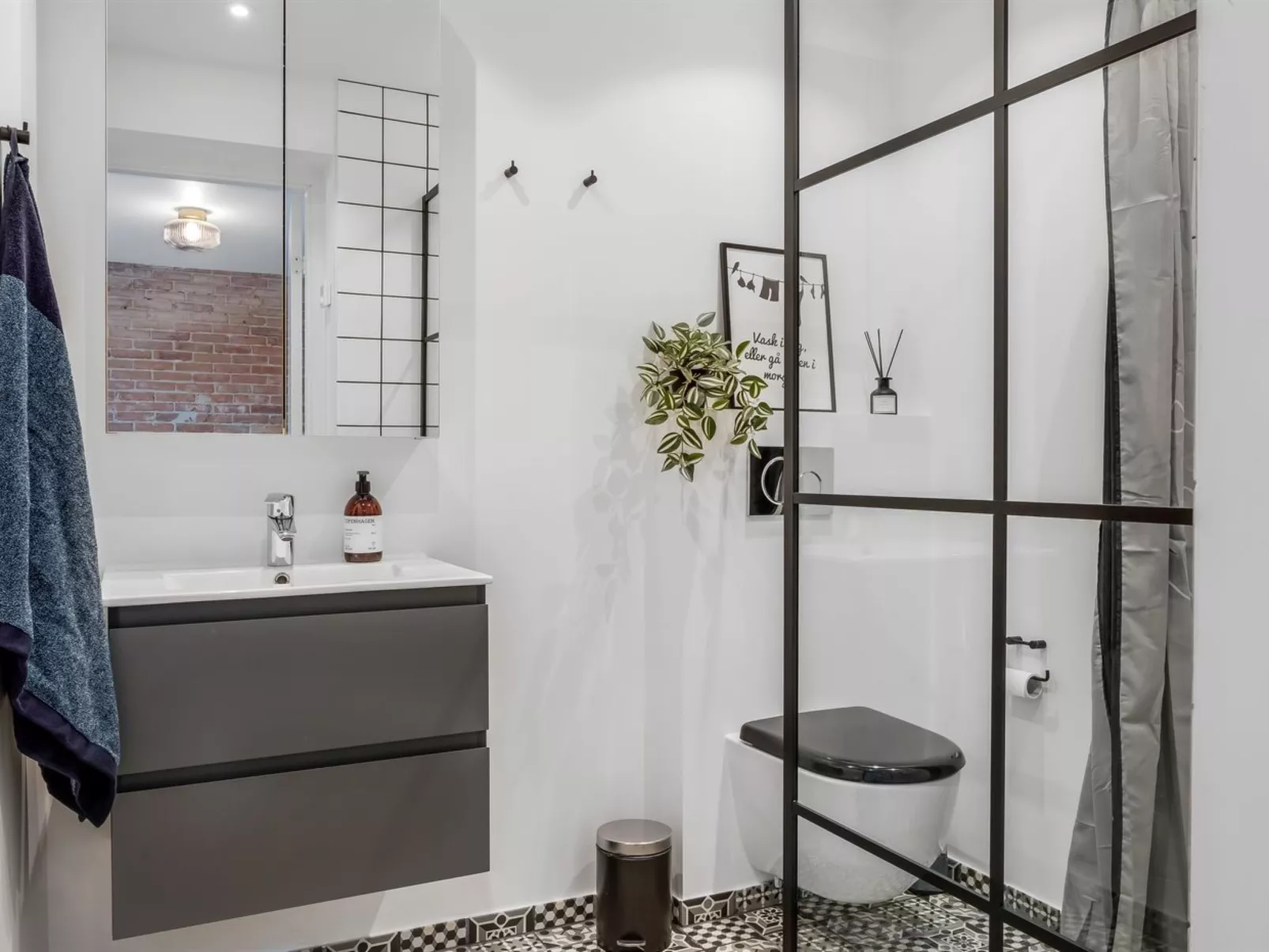 "Yorick" - 300m from the sea-Dedans